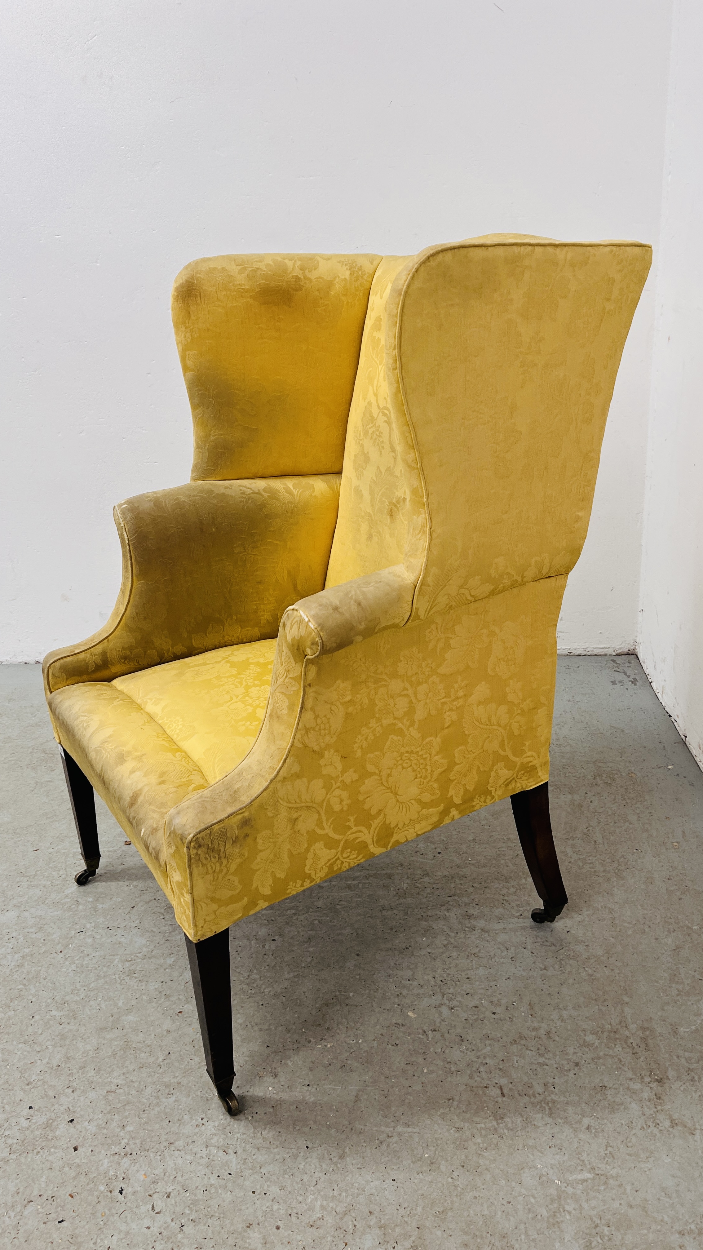 A LATE GEORGIAN MAHOGANY WINGED ARM CHAIR ON SQUARE TAPERED LEGS - Image 4 of 12