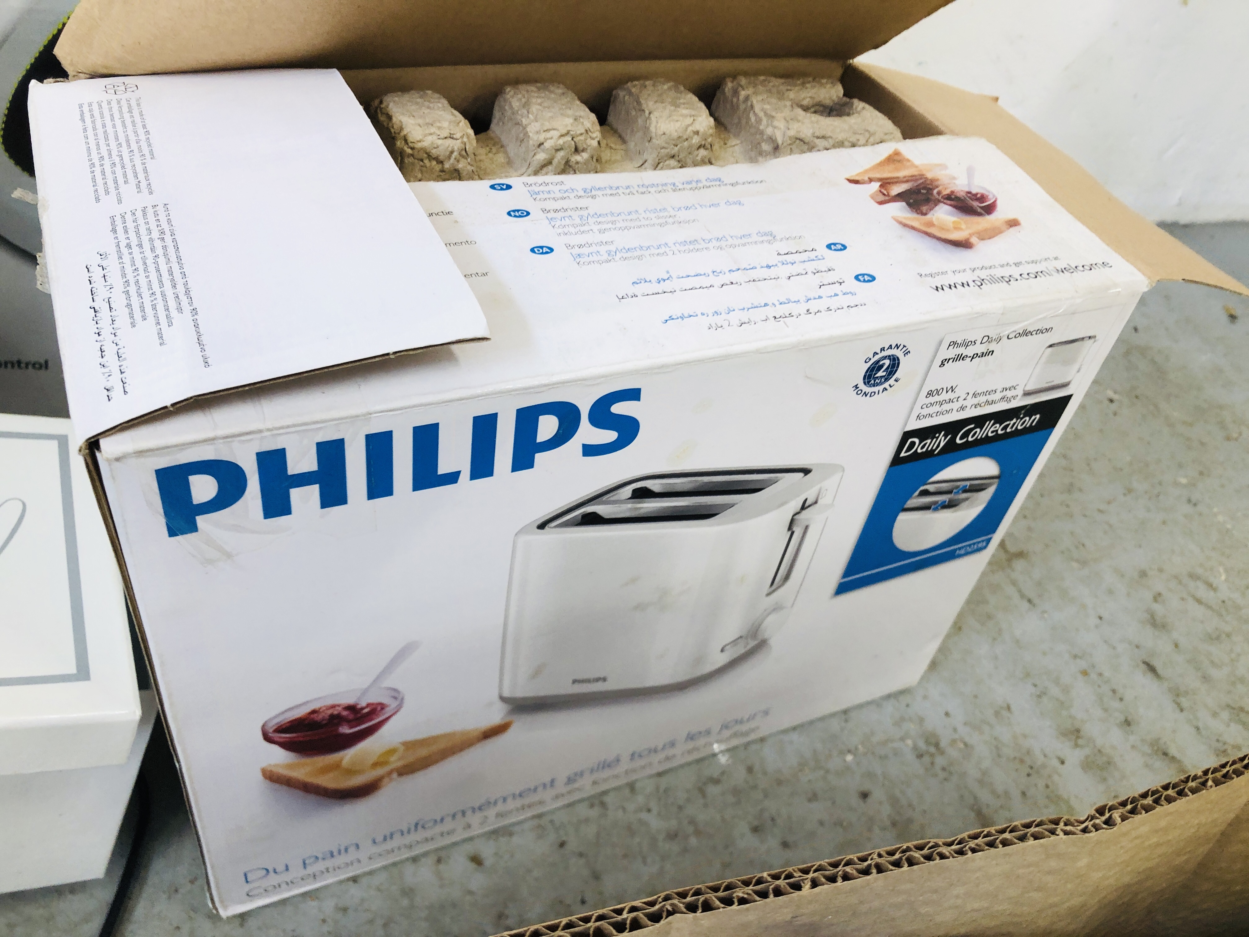 A GROUP OF HOME ELECTRICALS TO INCLUDE DELUXE SHIATSU FULL FOOT MASSAGER, PHILIPS TOASTER, - Image 4 of 7