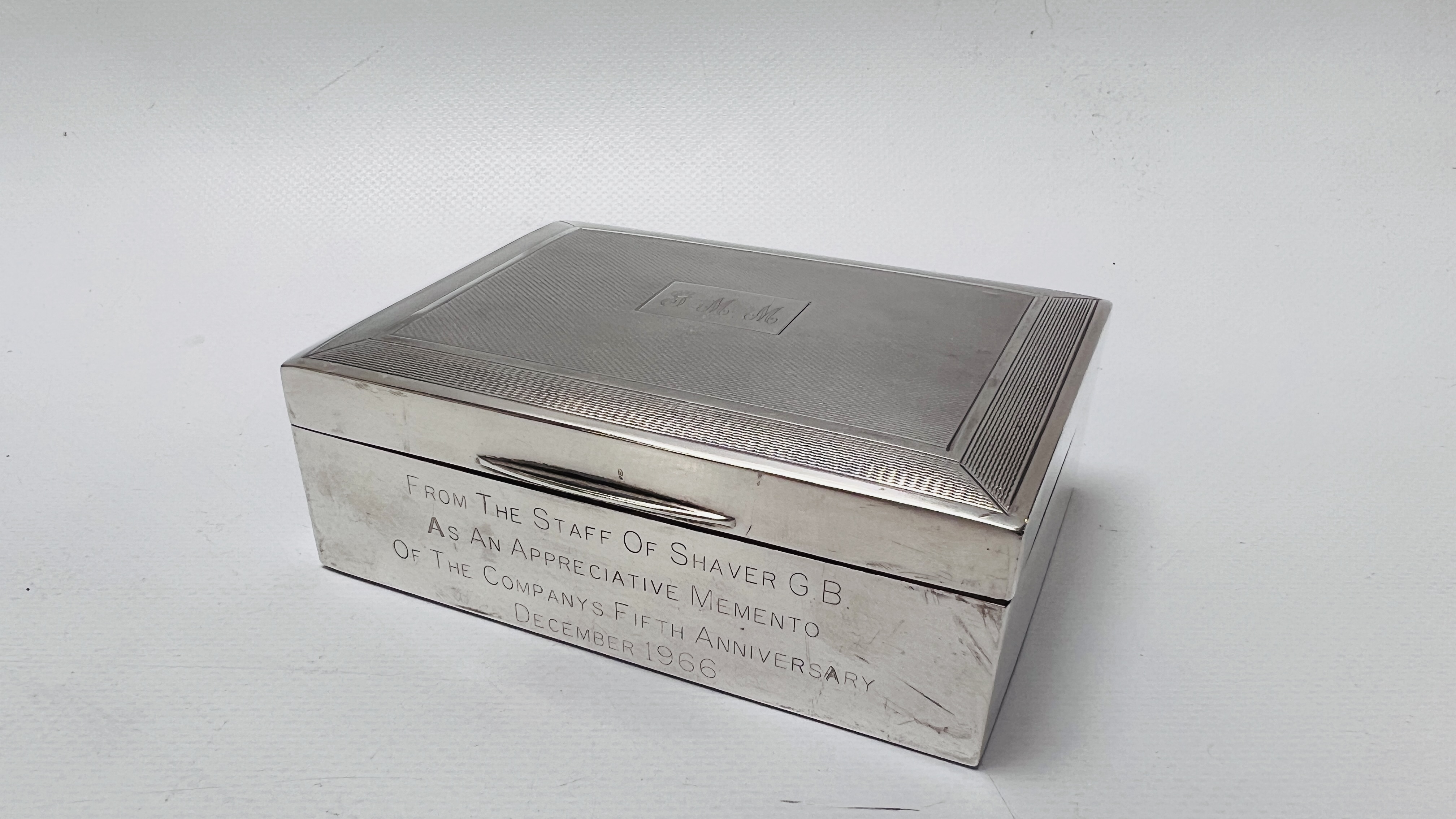 A GOOD QUALITY SILVER CIGARETTE BOX, BEARING INSCRIPTION, BIRMINGHAM ASSAY "H. BROS". WIDTH 11.5CM.