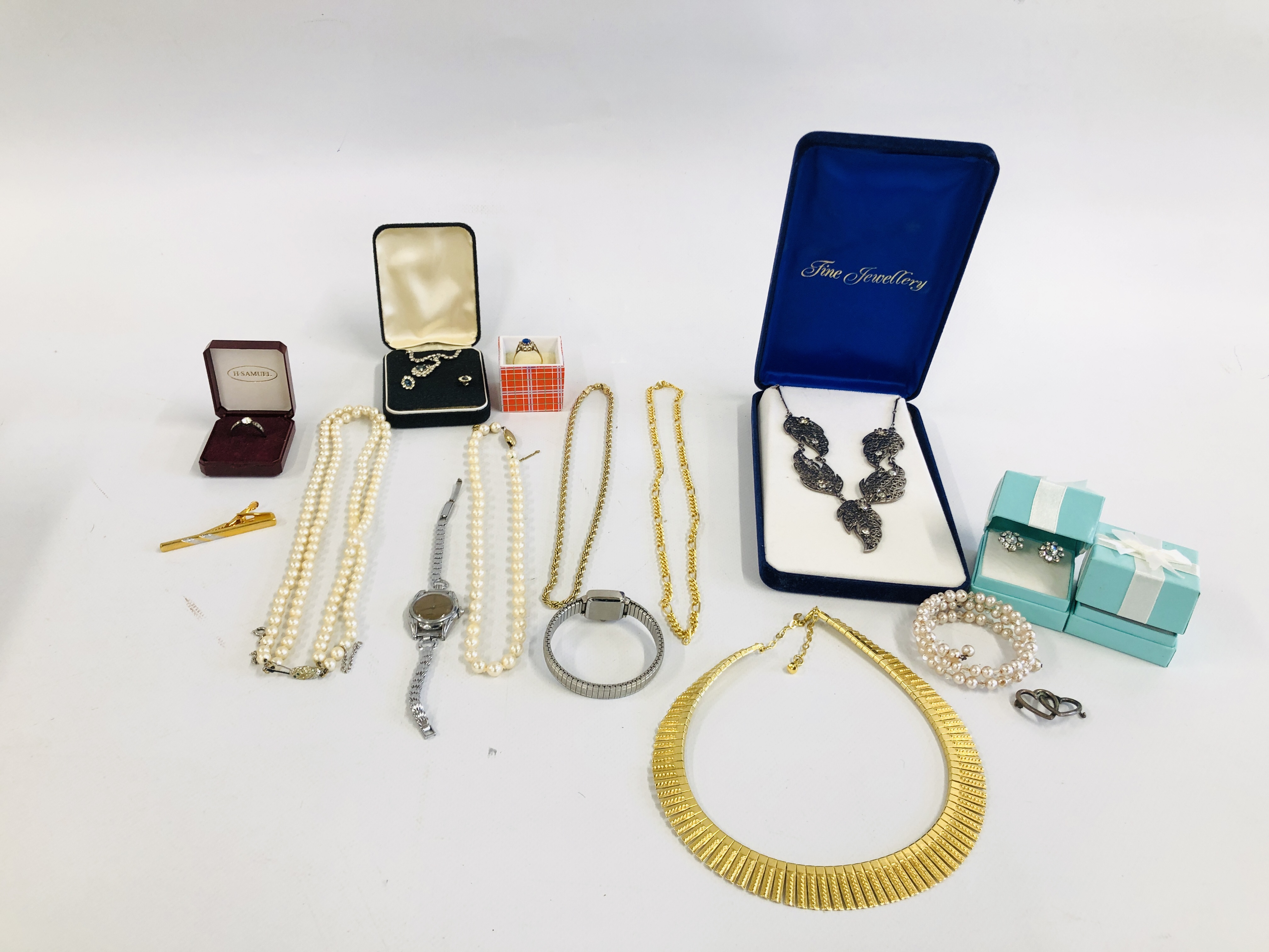 BOX OF MIXED JEWELLERY TO INCLUDE A 9CT.