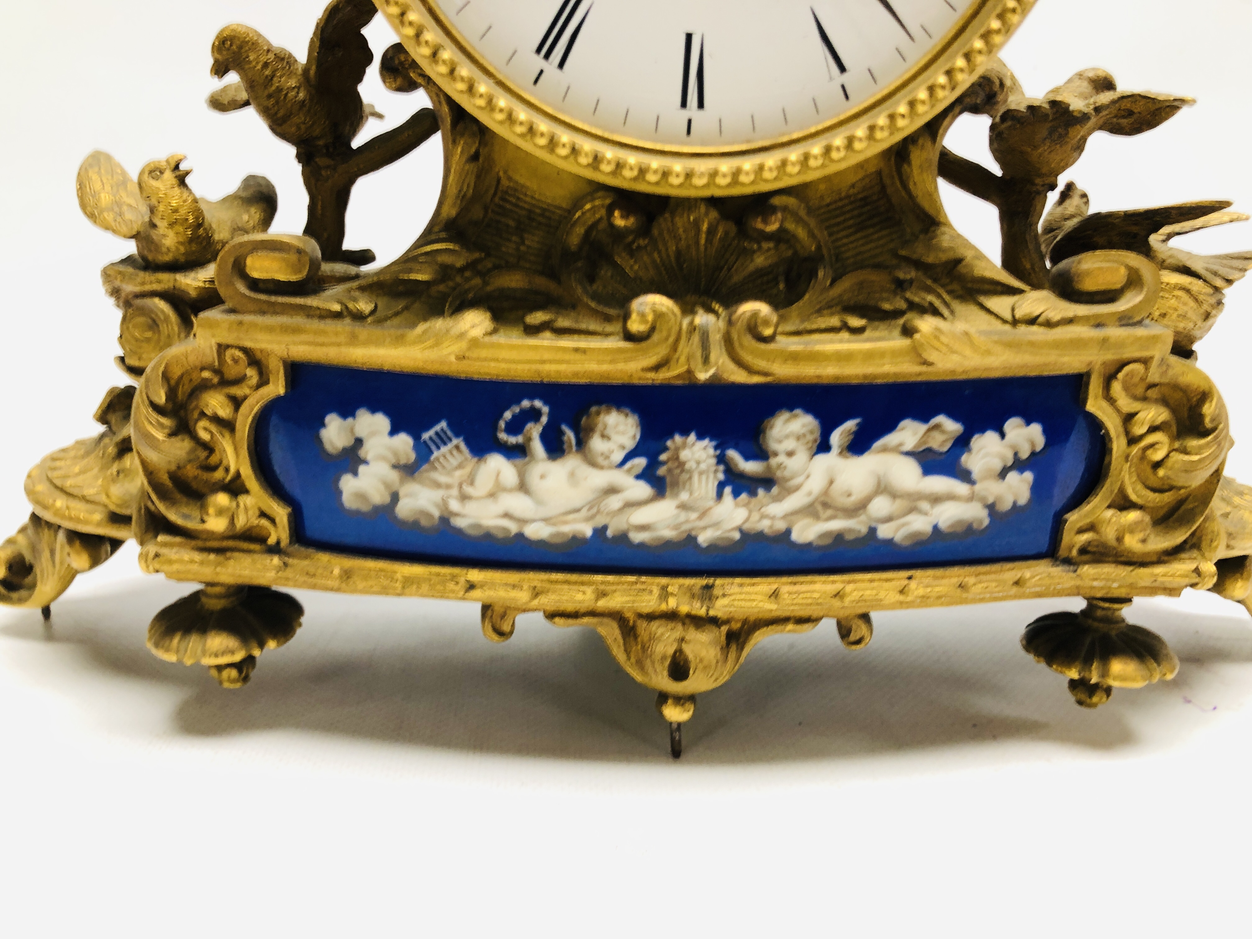 AN ORNATE BRASS MANTEL CLOCK WITH ENAMELLED CHERUB DETAILED PANEL AND NESTING BIRDS STANDING ON A - Image 6 of 15
