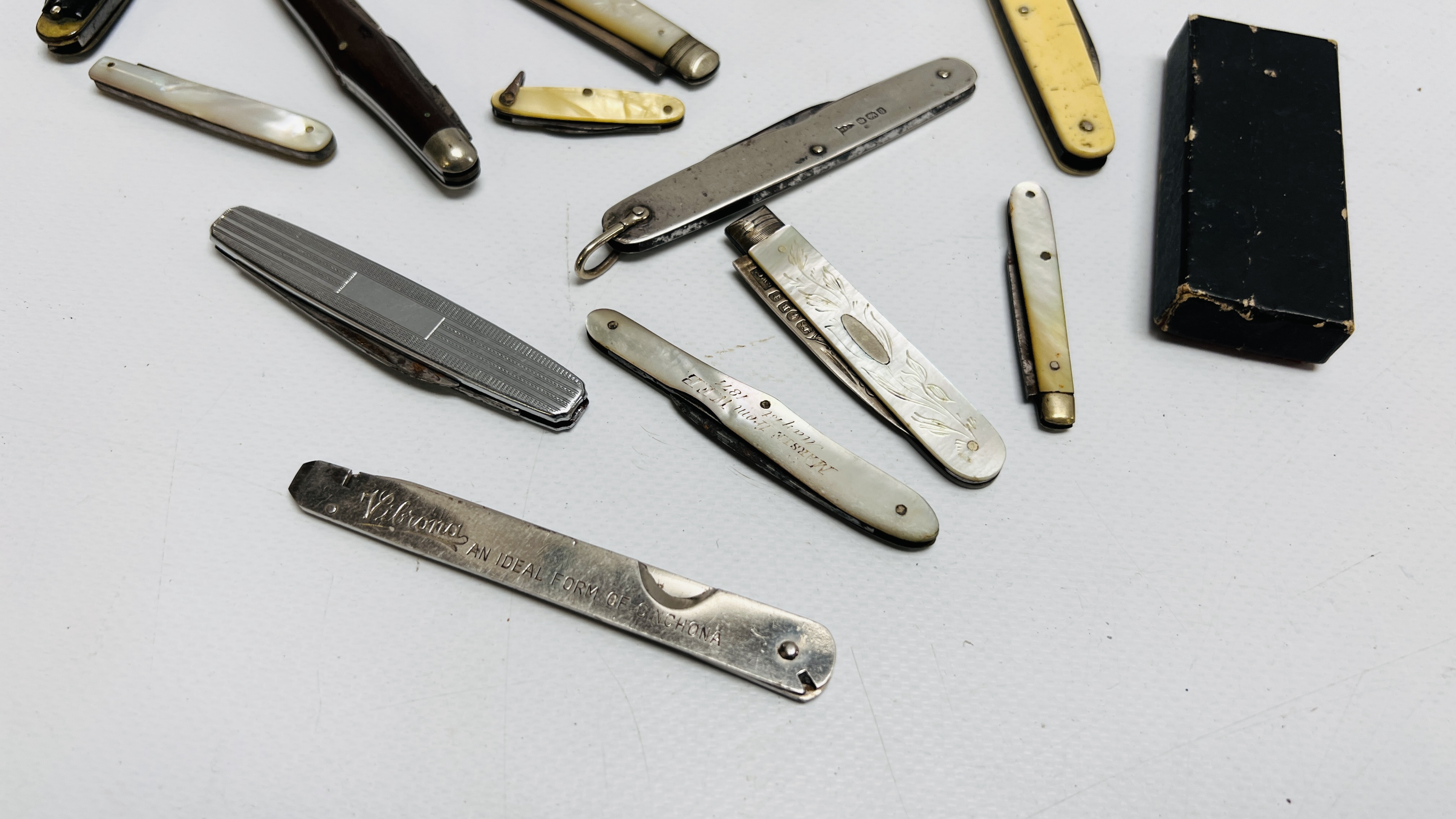 A COLLECTION OF MAINLY VINTAGE FRUIT/POCKET KNIVES TO INCLUDE SILVER AND MOTHER OF PEARL EXAMPLES - Image 2 of 6