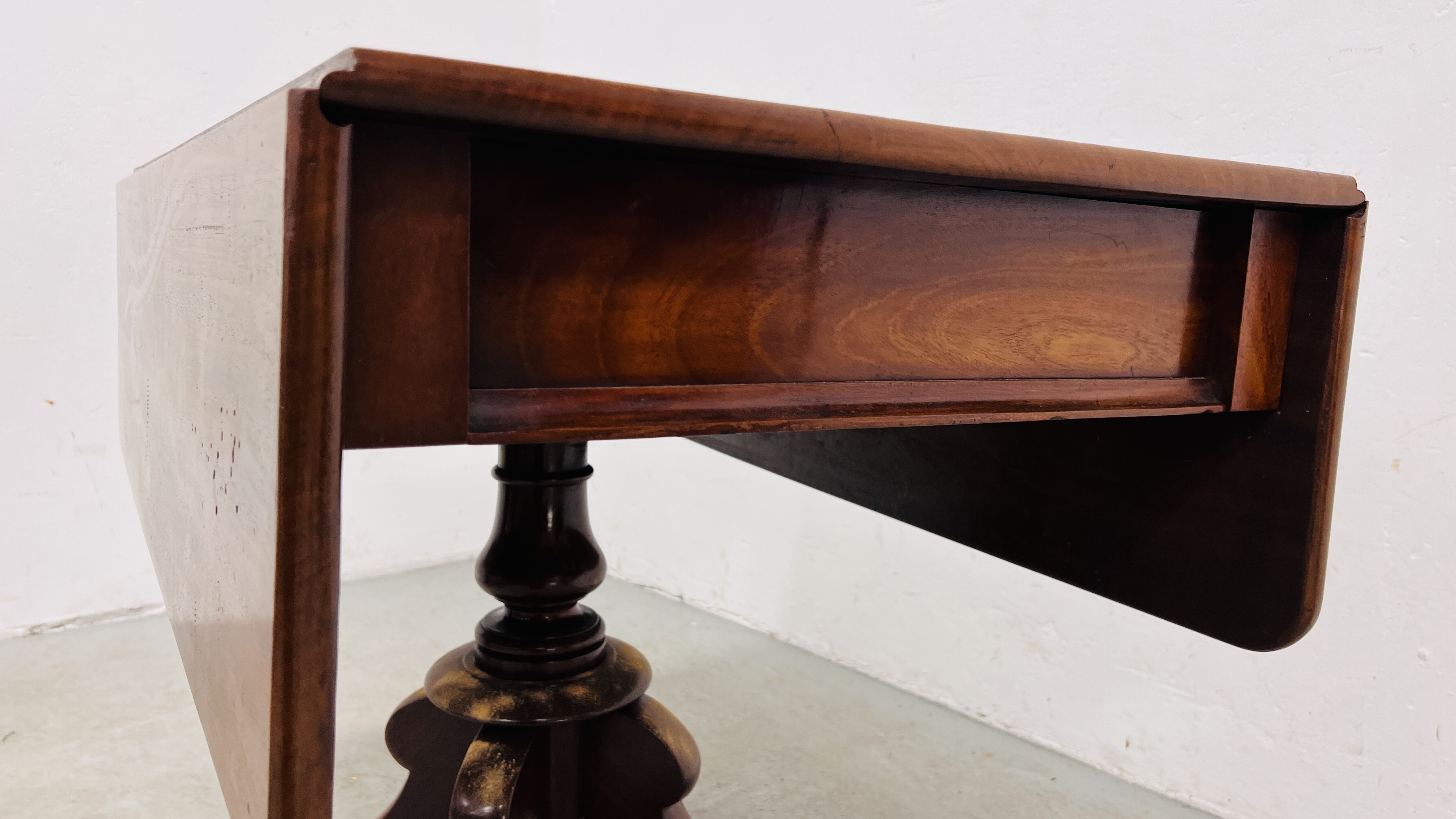 A REGENCY MAHOGANY DROP LEAF PEDESTAL TABLE ON HIPPED OUTSWEPT LEGS, WIDTH 102CM. - Image 11 of 17