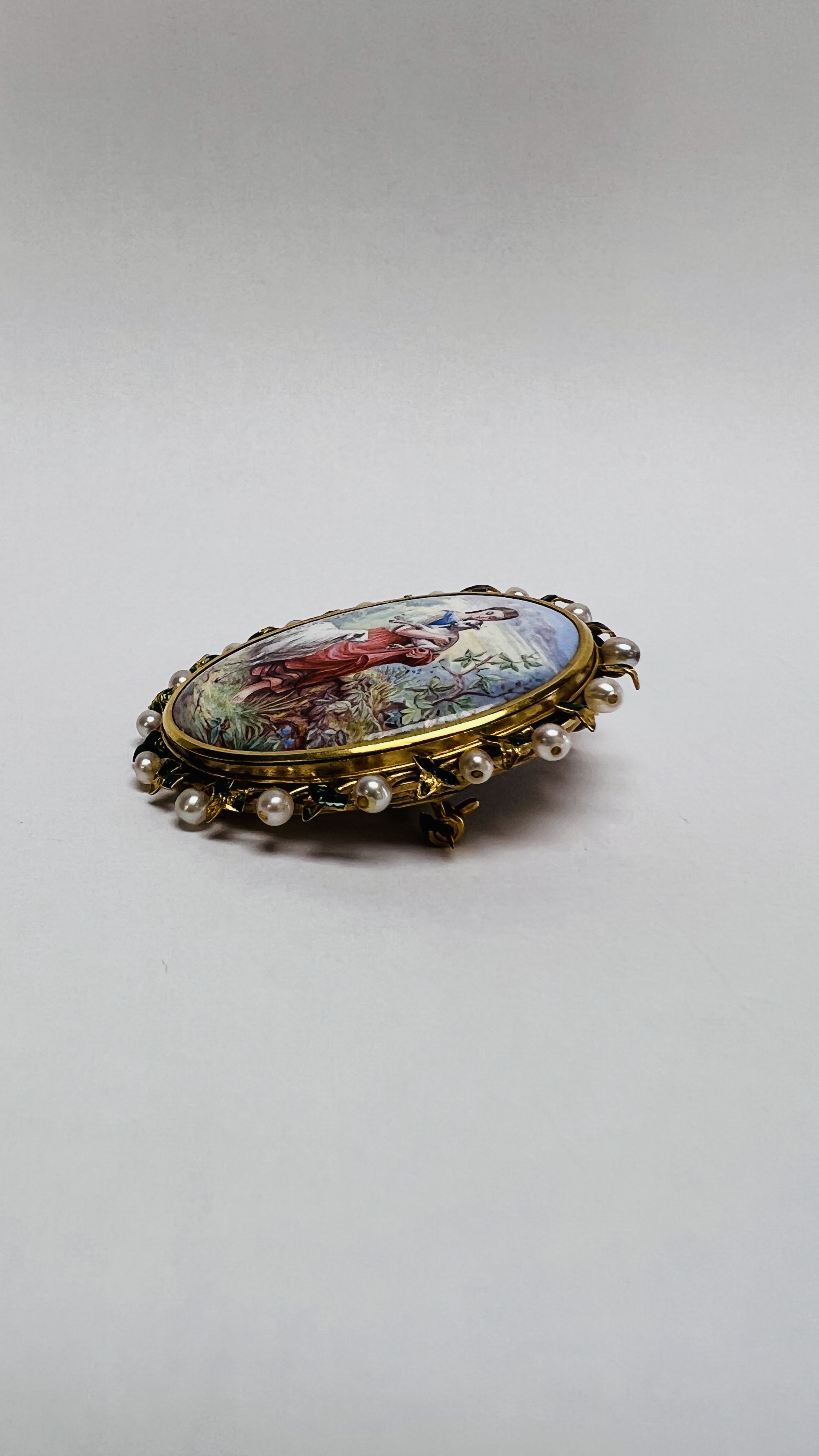 A VINTAGE YELLOW METAL OVAL PORCELAIN PENDANT BROOCH SURROUNDED BY SEED PEARL AND ENAMELLED DETAIL - Image 5 of 8