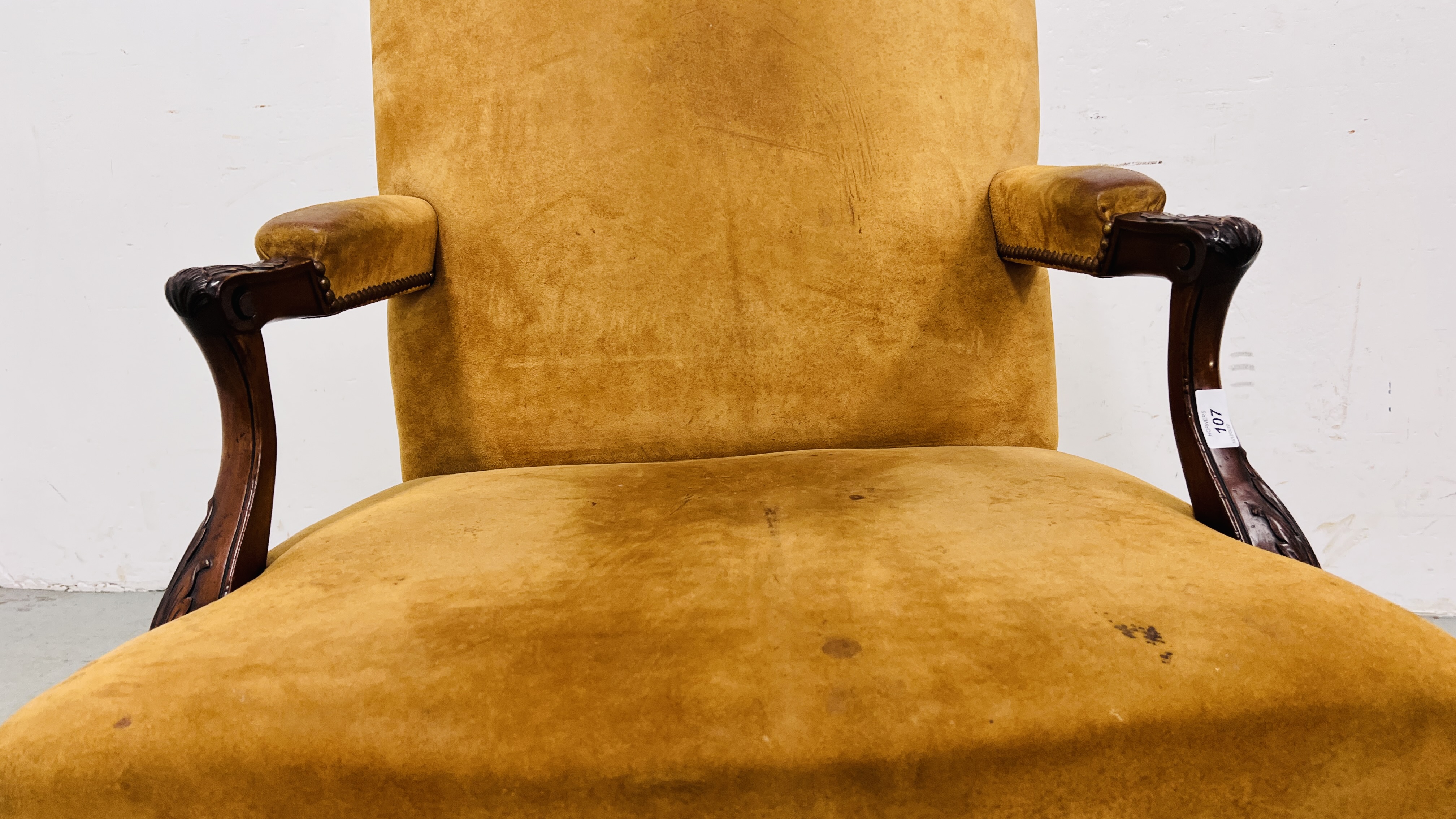 A GEORGE III GAINSBOROUGH CHAIR NOW COVERED IN LEATHER ON CABRIOLE LEGS TERMINATING IN SCROLL FEET. - Image 10 of 12