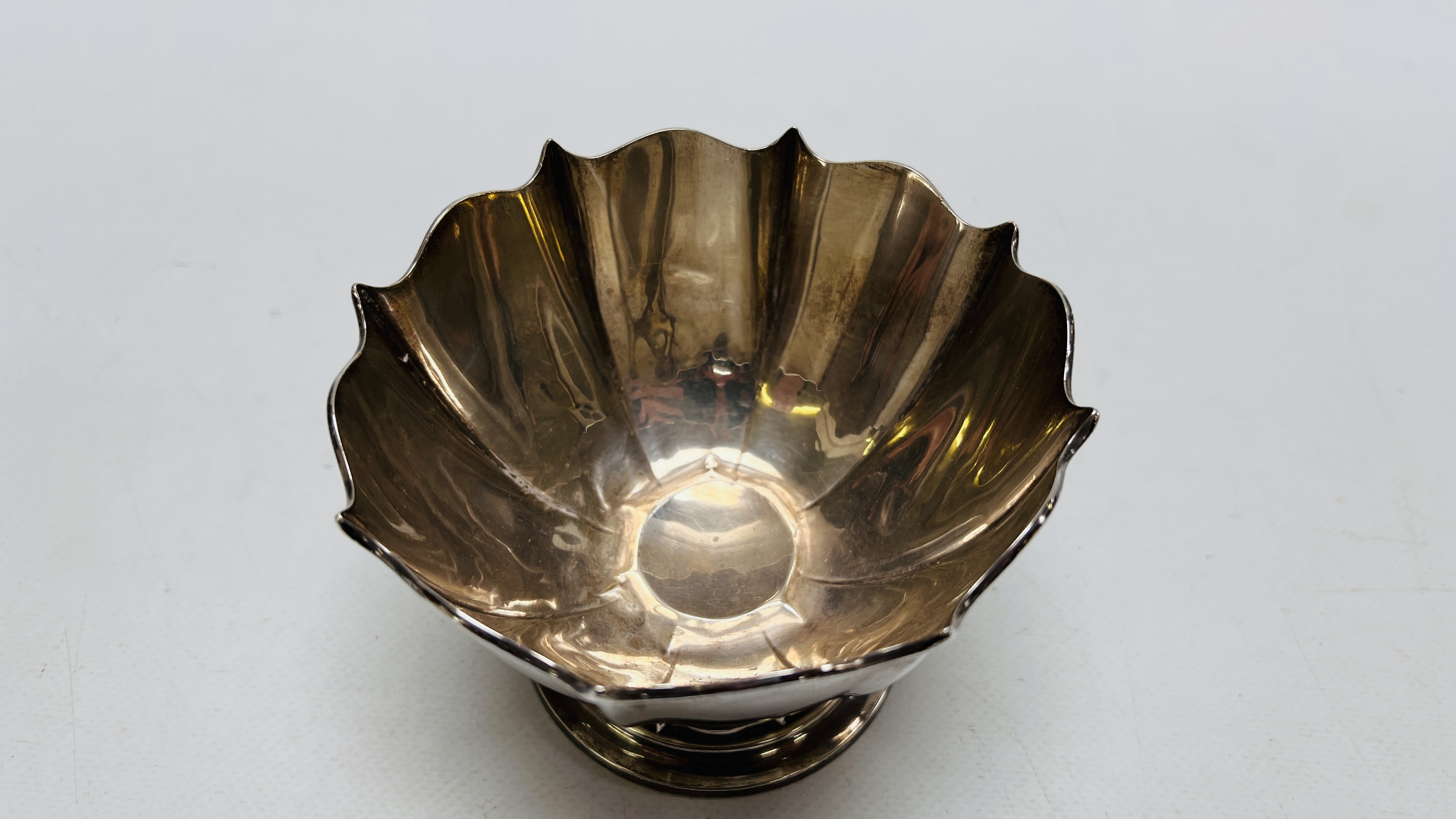 A SILVER FACETED BOWL WITH WAVY RIM ON CIRCULAR DOMED BASE SHEFFIELD 1909 HEIGHT 8.5CM. - Image 2 of 7