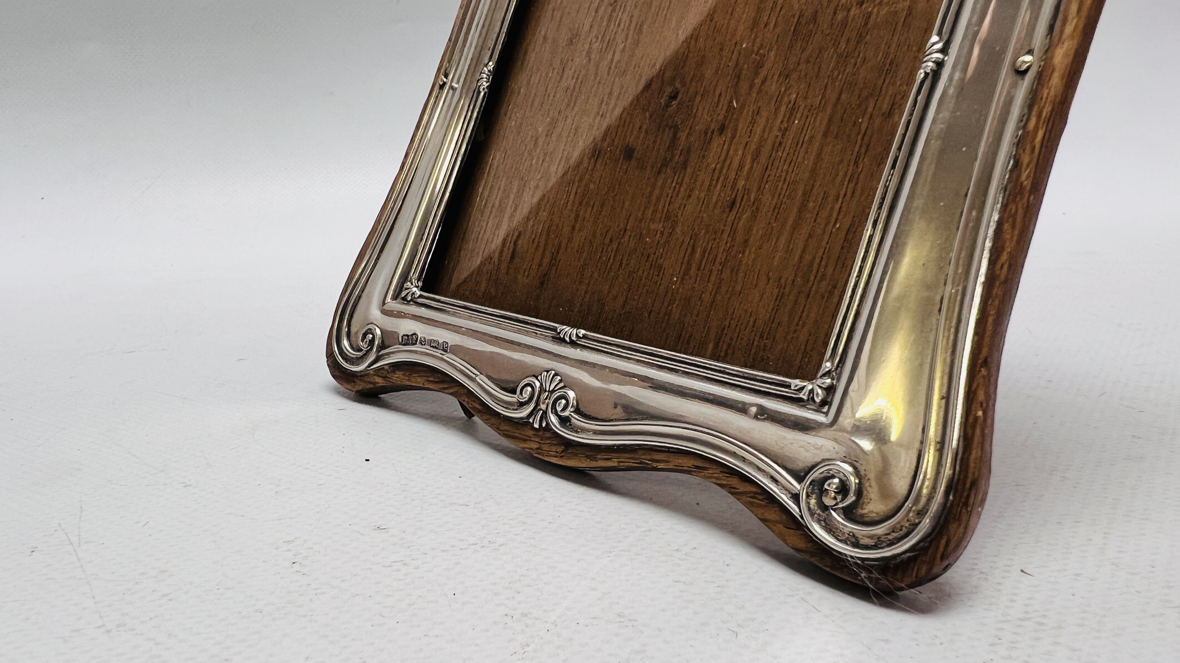 VINTAGE SILVER PHOTO FRAME ON WOODEN BACKING BIRMINGHAM ASSAY HEIGHT 20CM. WIDTH 14.5CM. - Image 4 of 5