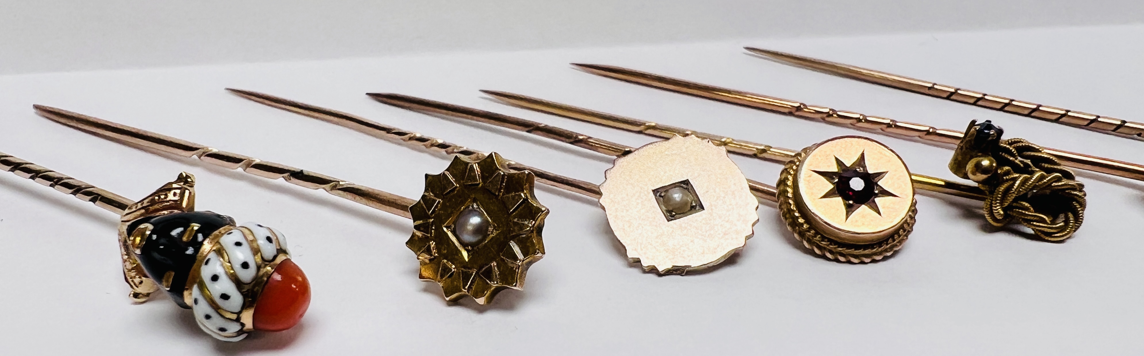 A GROUP OF SEVEN VINTAGE STICK/TIE PINS TO INCLUDE STONE SET, AND A ENAMELLED BUST EXAMPLE, ETC. - Image 3 of 6
