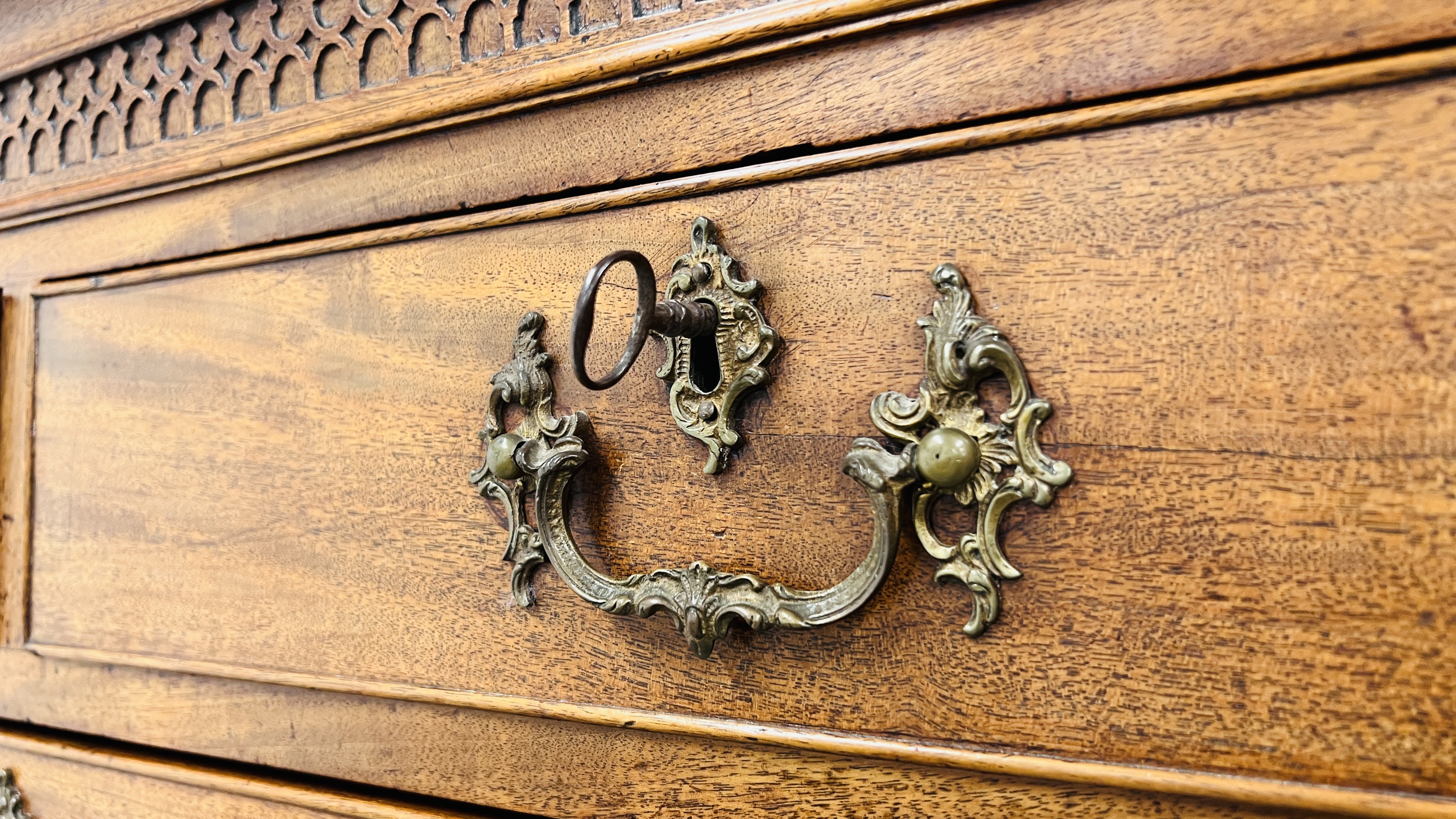 A GEORGE III MAHOGANY TALLBOY TWO SHORT OVER FIVE LONG DRAWERS, ORIGINAL HANDLES WIDTH 115CM. - Image 8 of 32