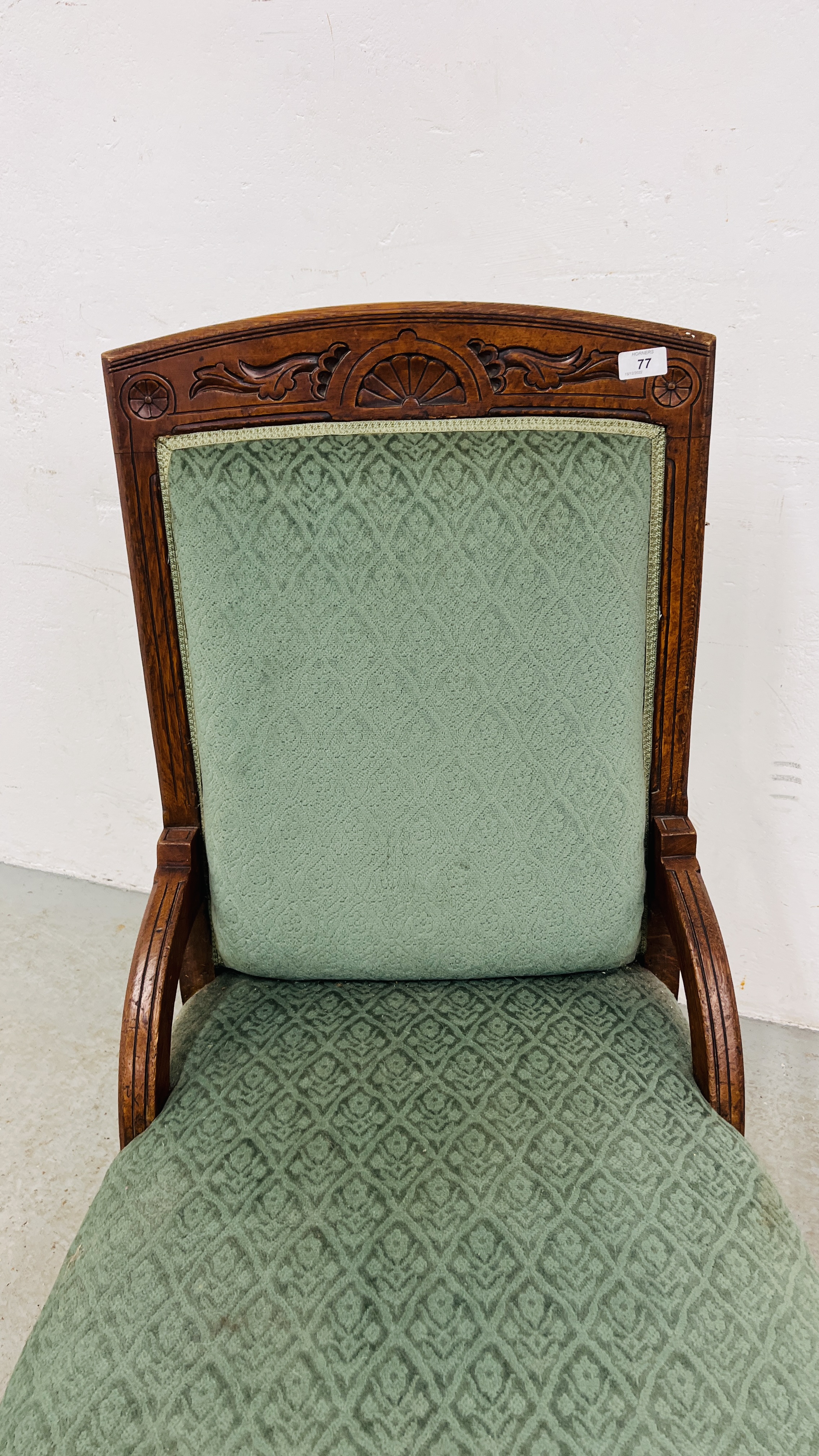 AN EDWARDIAN OAK FRAMED GREEN VELOUR NURSING CHAIR - Image 4 of 10