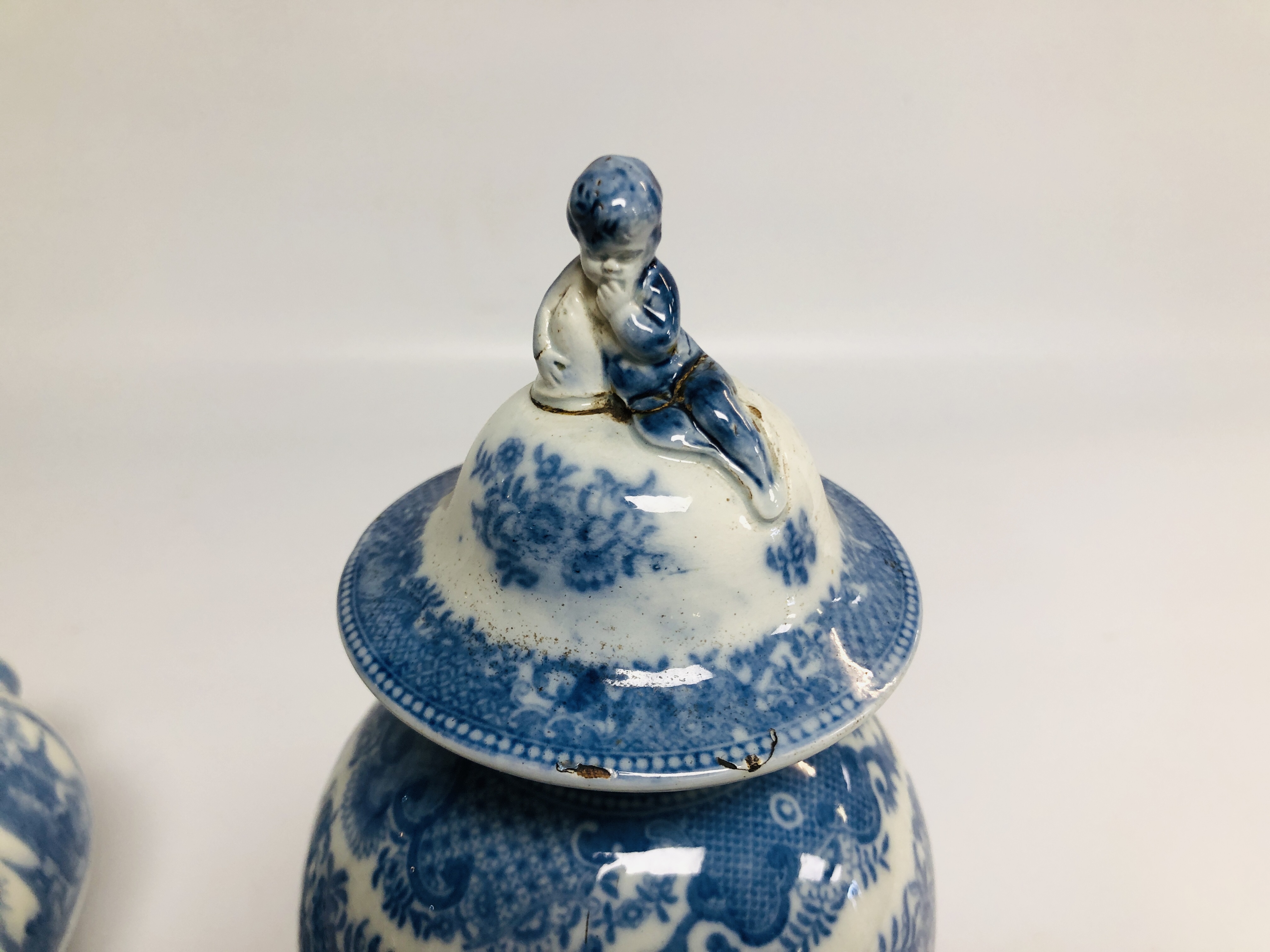 A PAIR OF CHINESE BLUE AND WHITE BALLUSTER VASES AND COVERS C.1800 A/F HEIGHT 28CM. - Image 10 of 14