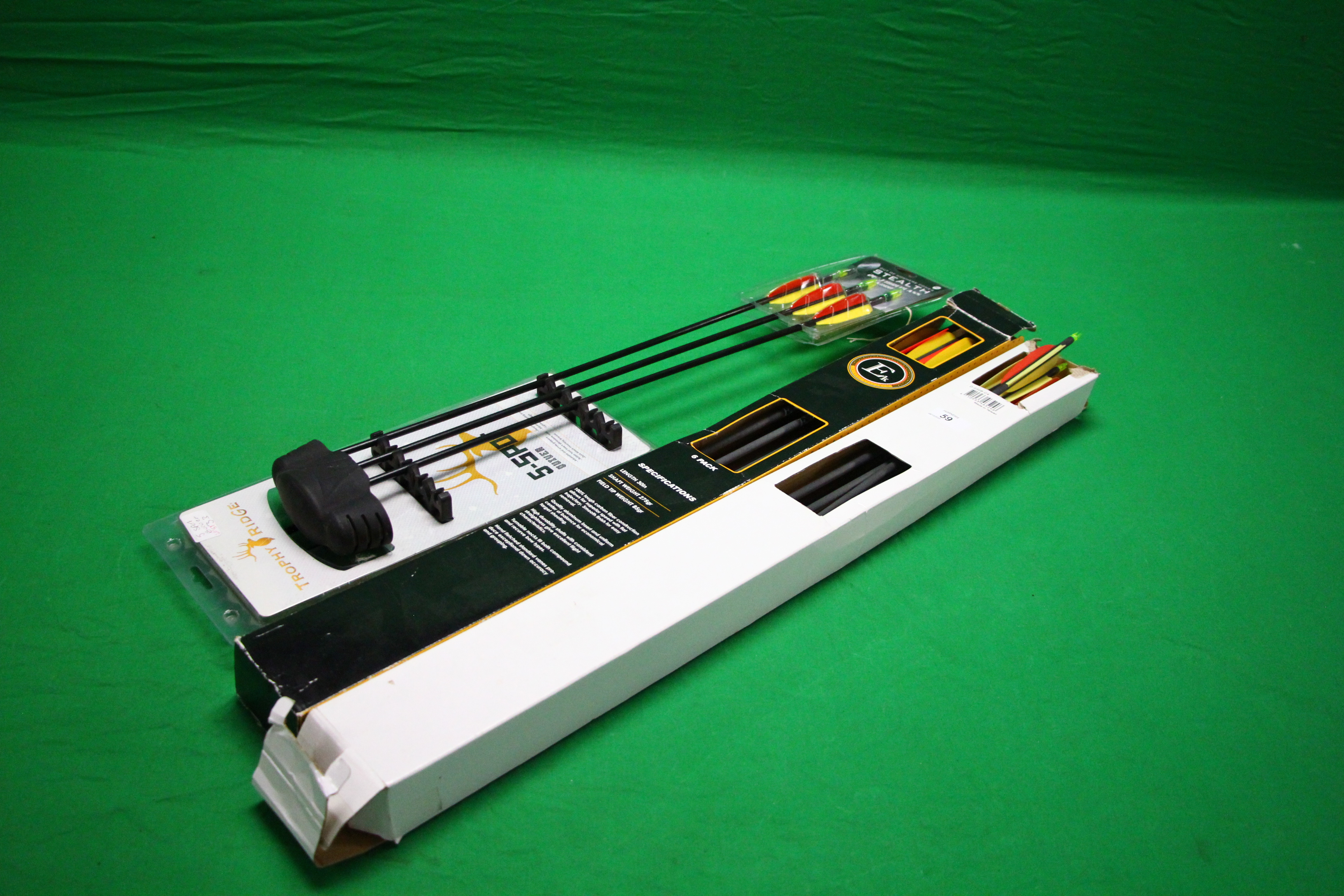 A COLLECTION OF ARCHERY ARROWS AND ACCESSORIES TO INCLUDE EK CARBON FIBRE, - Image 4 of 4