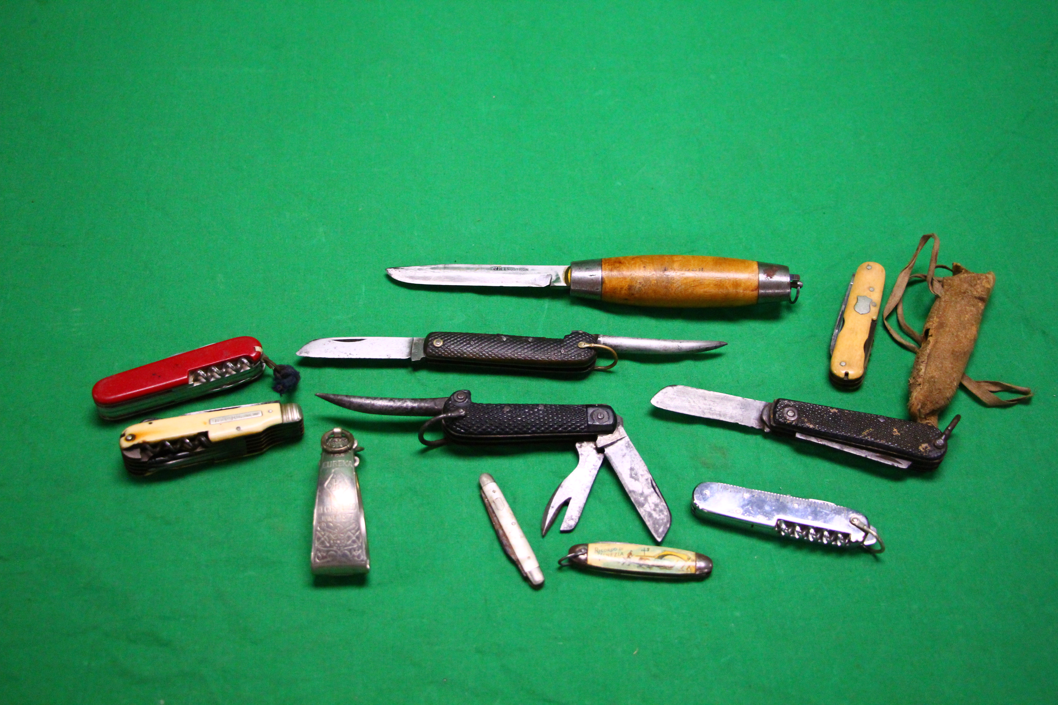 A COLLECTION OF 10 POCKET KNIVES TO INCLUDE 1 XL GEORGE WOSTENHOLM SHEFFIELD,