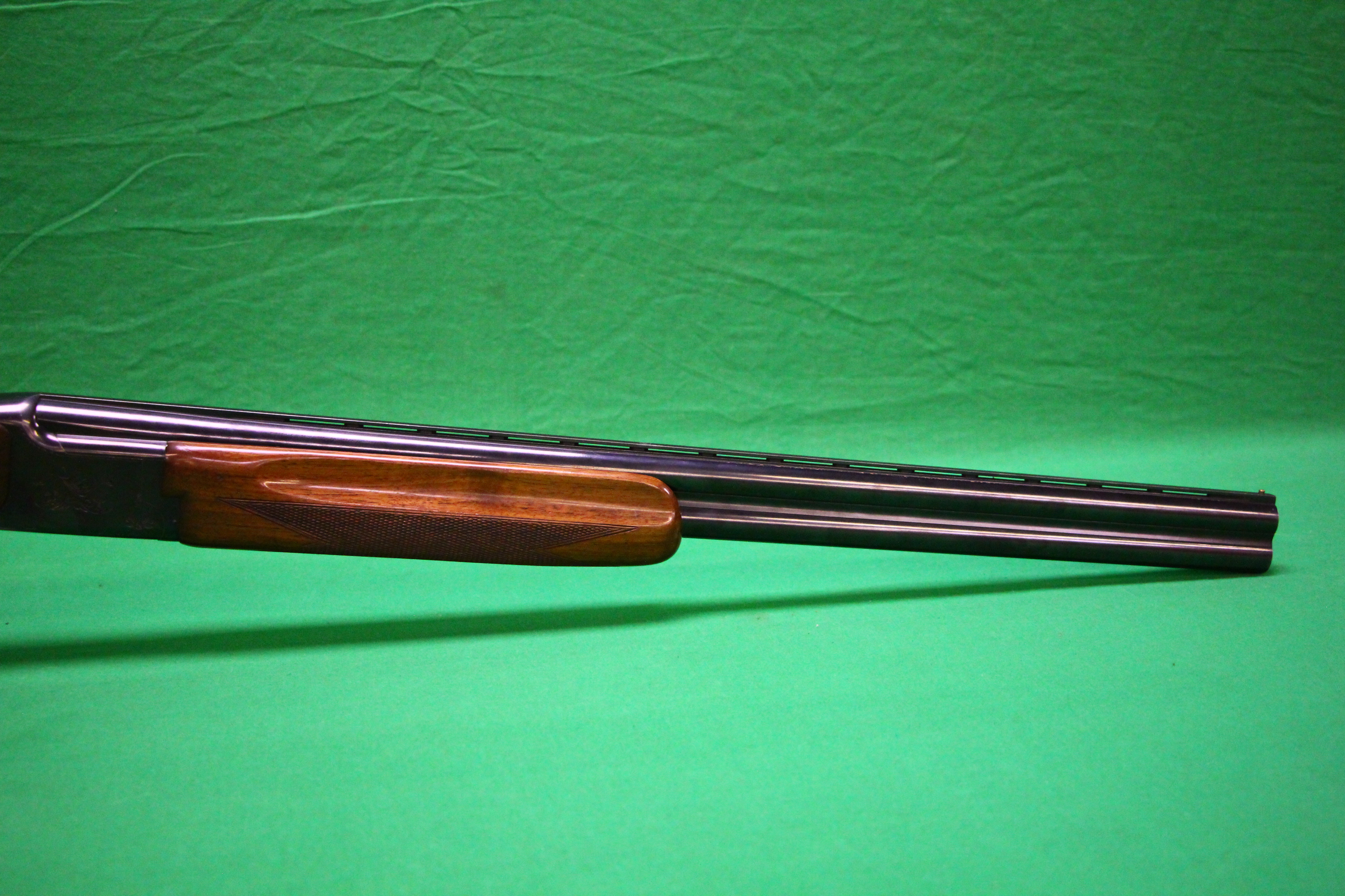 MIROKU 12 BORE OVER AND UNDER SHOTGUN #725637 AND GUN SLEEVE - (ALL GUNS TO BE INSPECTED AND - Image 5 of 8