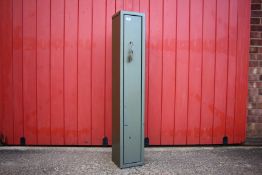 A STEEL THREE GUN SECURITY CABINET (KEYS WITH AUCTIONEER) W 22.