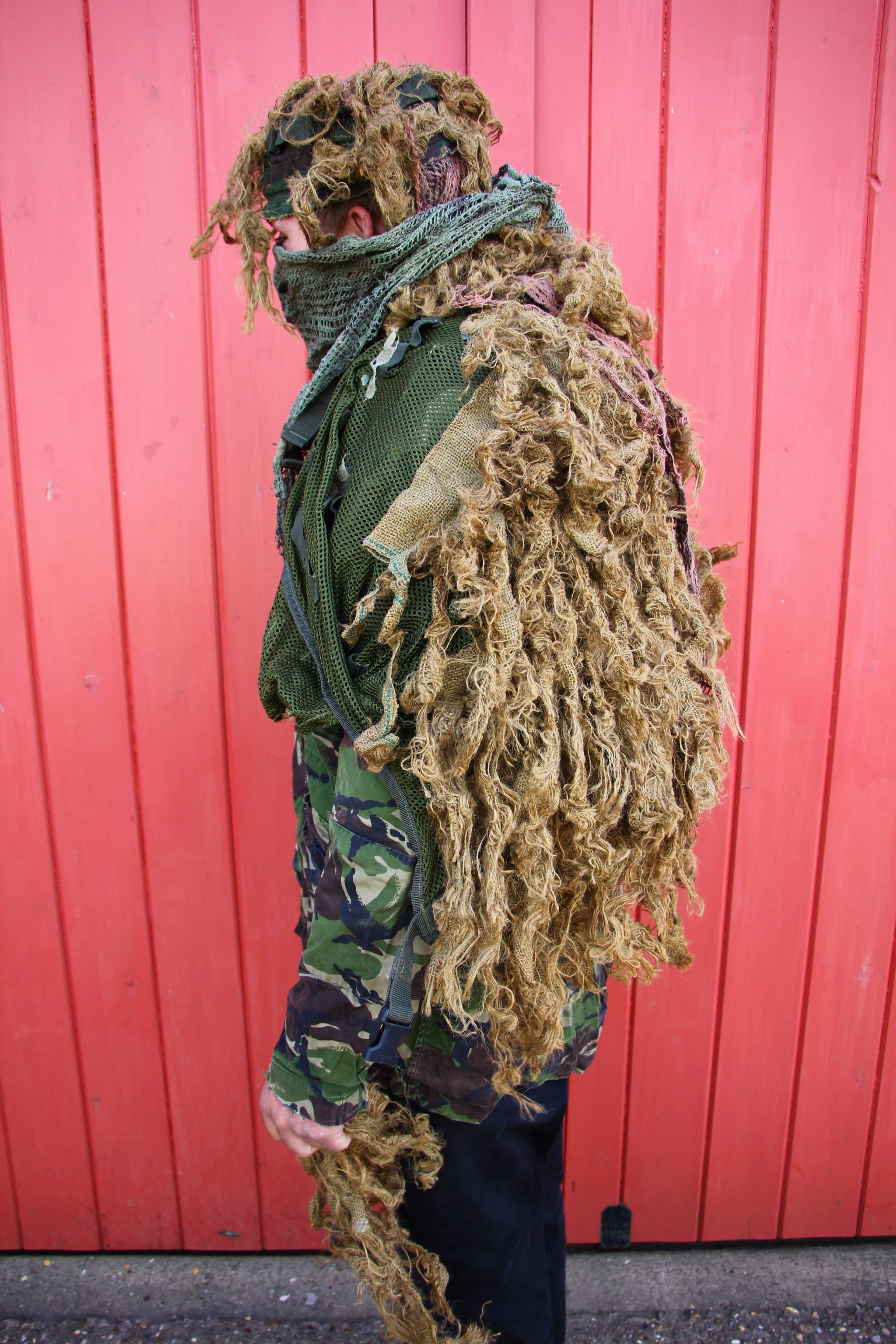 A CAMOUFLAGE GILLIE SUIT IN CANVAS CAMO BACK PACK - Image 3 of 10