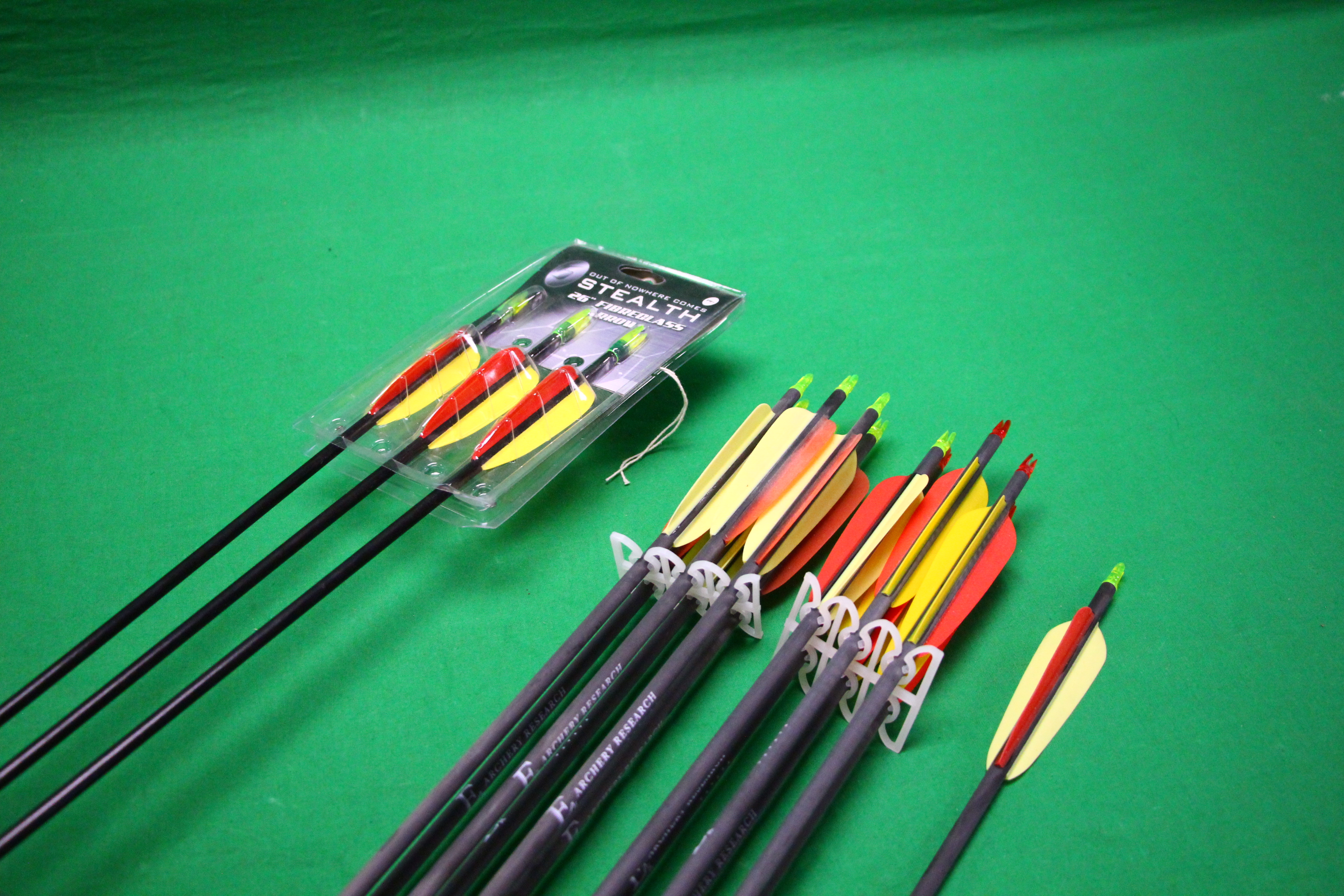 A COLLECTION OF ARCHERY ARROWS AND ACCESSORIES TO INCLUDE EK CARBON FIBRE, - Image 2 of 4