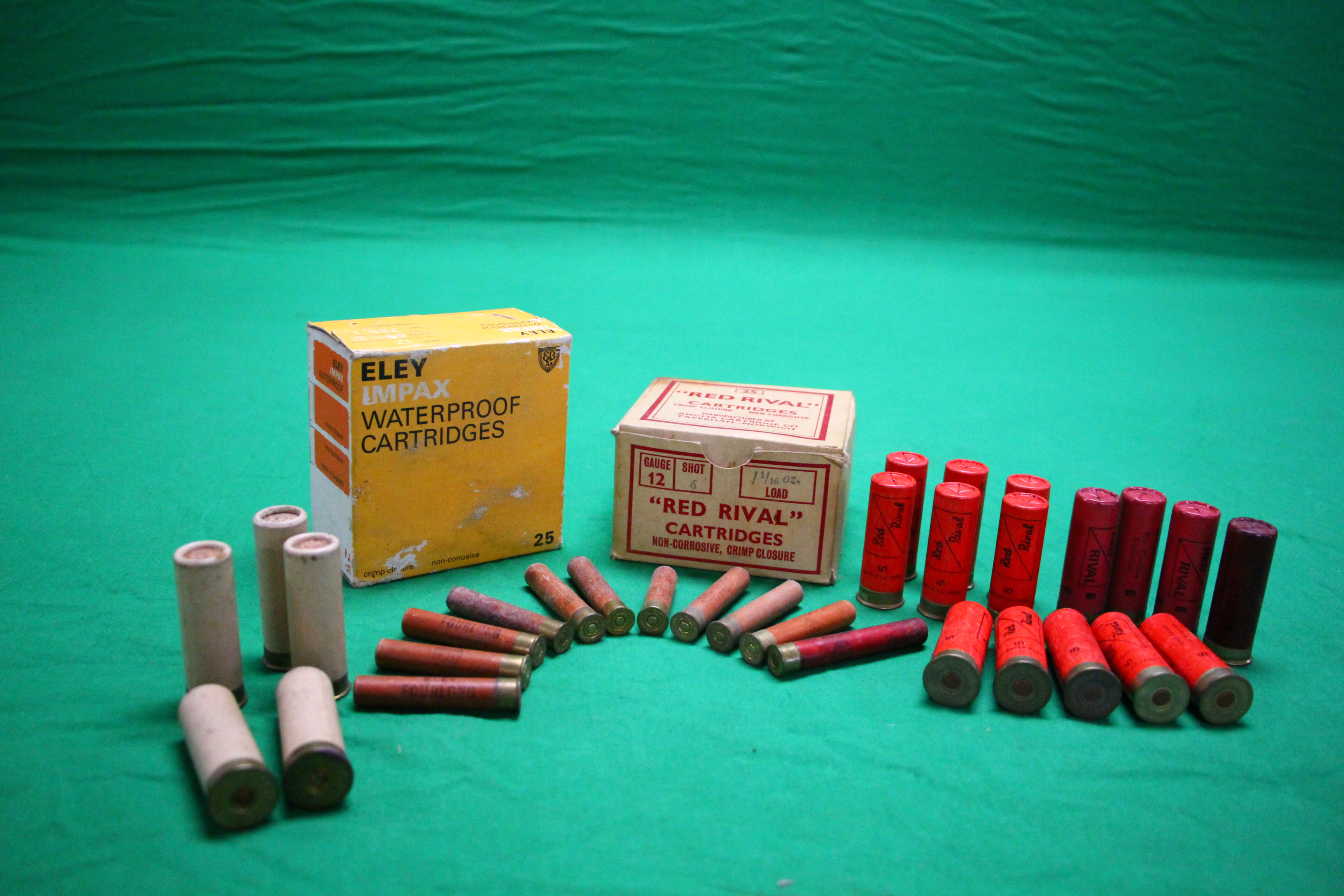 A SMALL QUANTITY OF VINTAGE SHOTGUN CARTRIDGES TO INCLUDE ANGLIA RED RIVAL 12 GAUGE,