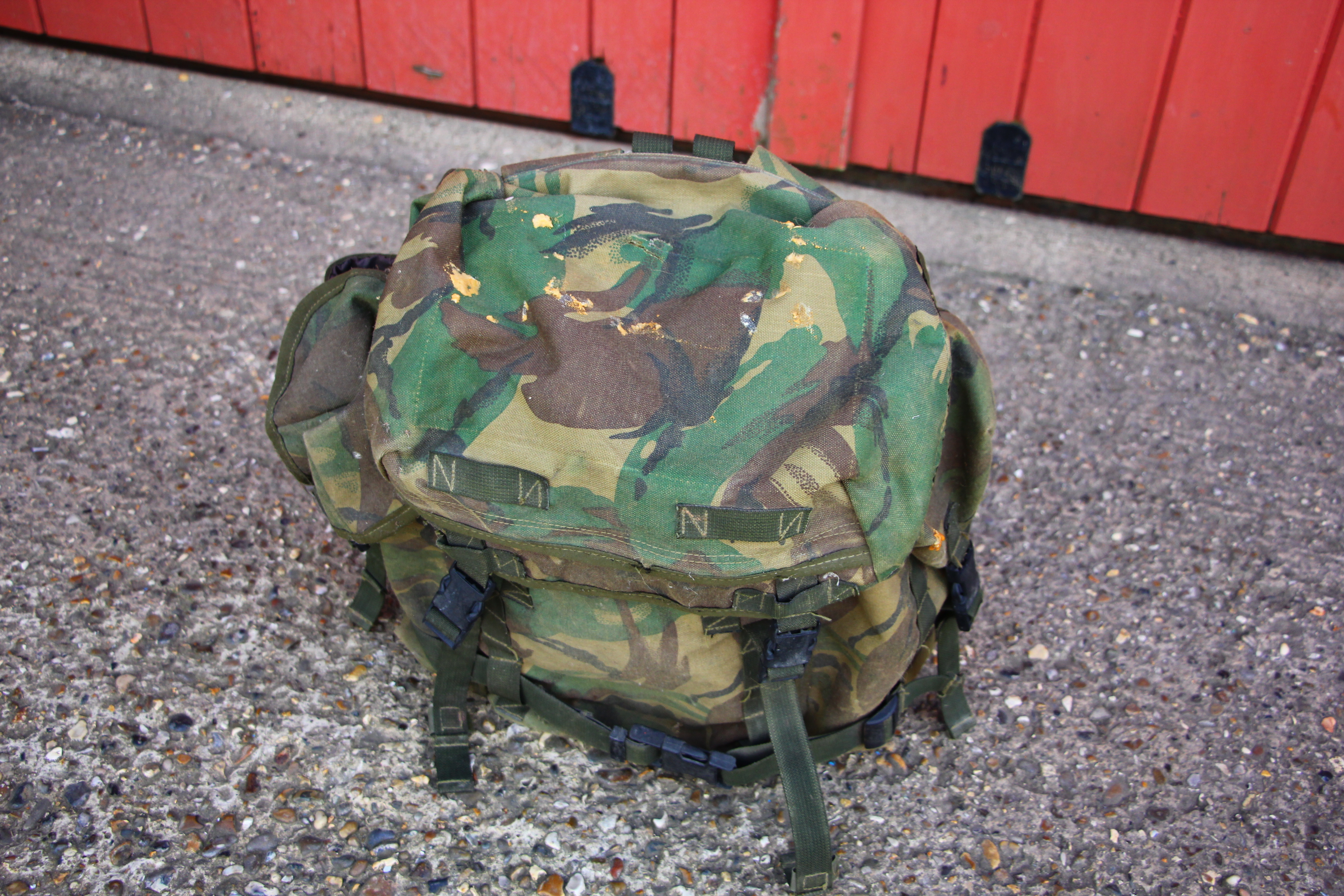 A CAMOUFLAGE GILLIE SUIT IN CANVAS CAMO BACK PACK - Image 9 of 10