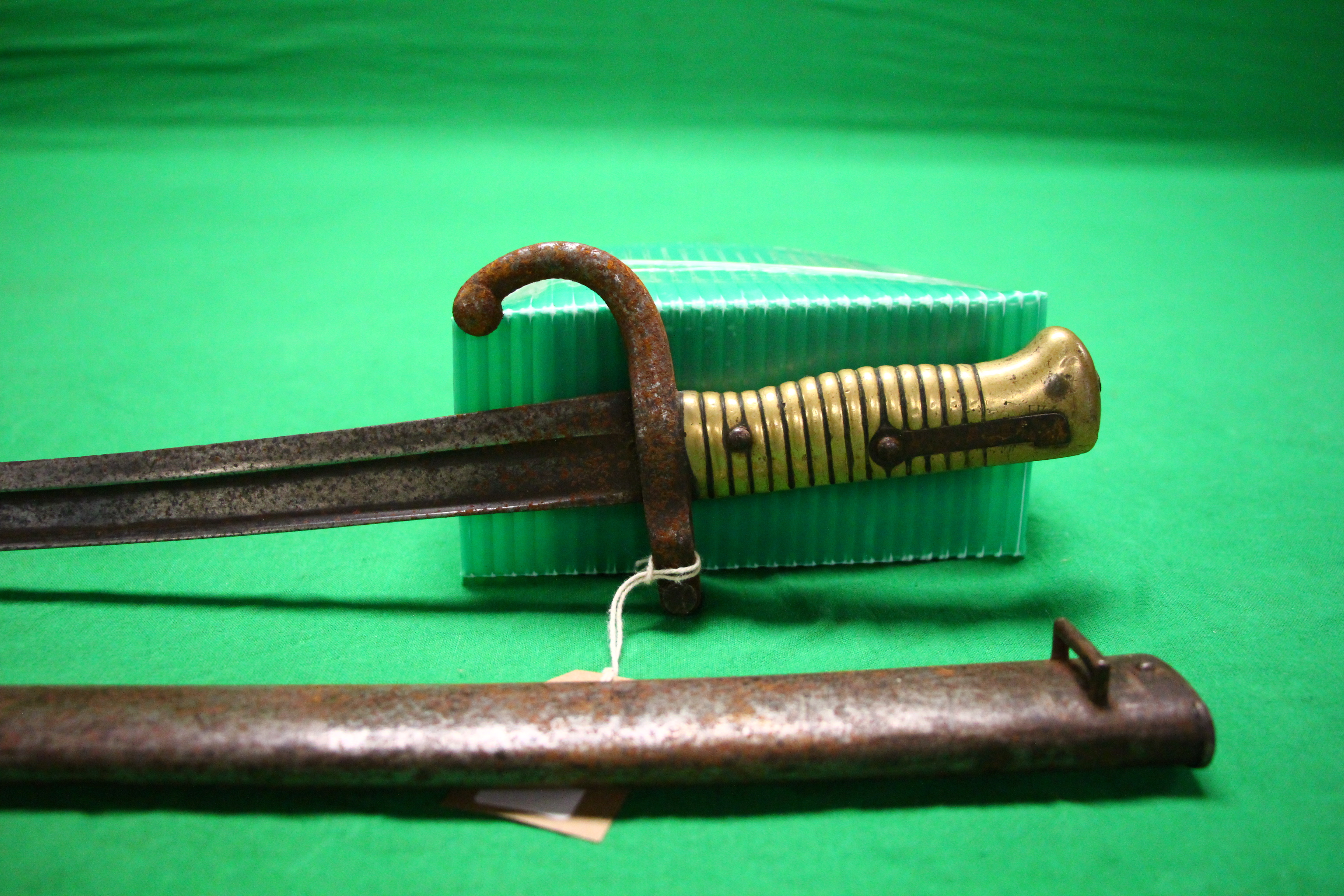 AN ANTIQUE BRASS HANDLED FRENCH BAYONET COMPLETE WITH SCABBARD - (TO BE COLLECTED IN PERSON ONLY - - Image 2 of 5