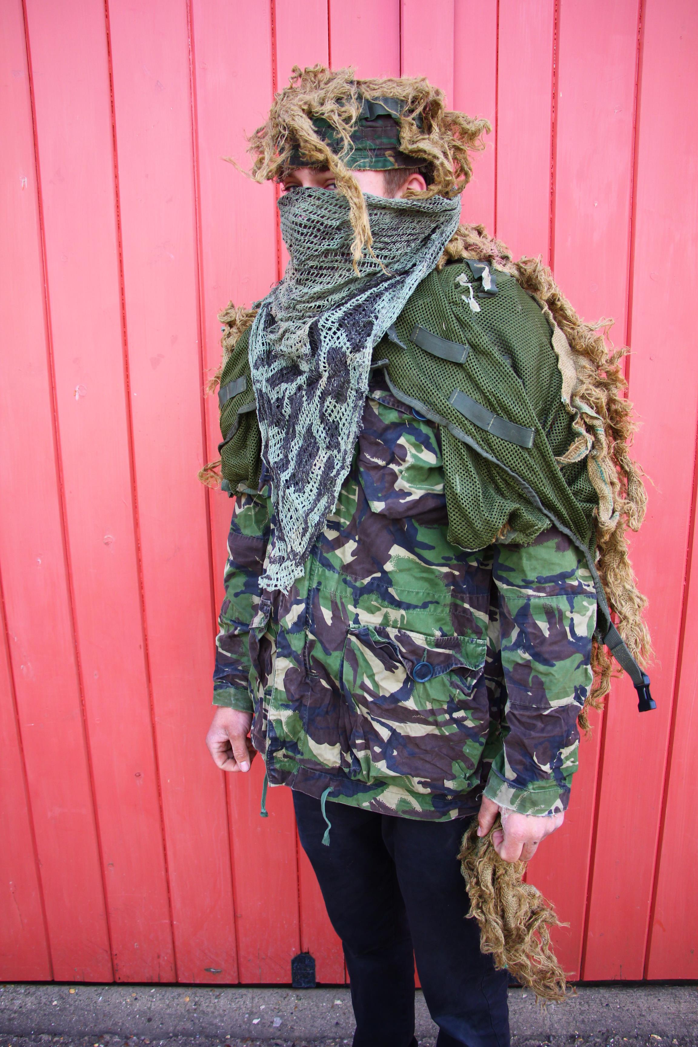 A CAMOUFLAGE GILLIE SUIT IN CANVAS CAMO BACK PACK - Image 2 of 10