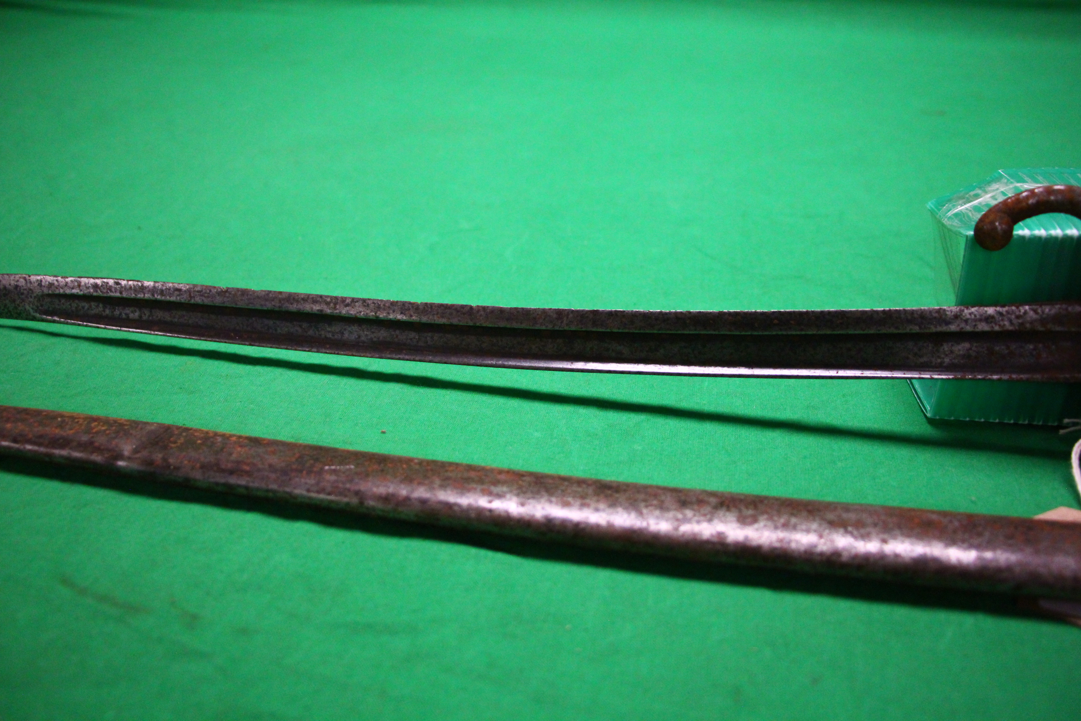 AN ANTIQUE BRASS HANDLED FRENCH BAYONET COMPLETE WITH SCABBARD - (TO BE COLLECTED IN PERSON ONLY - - Image 3 of 5