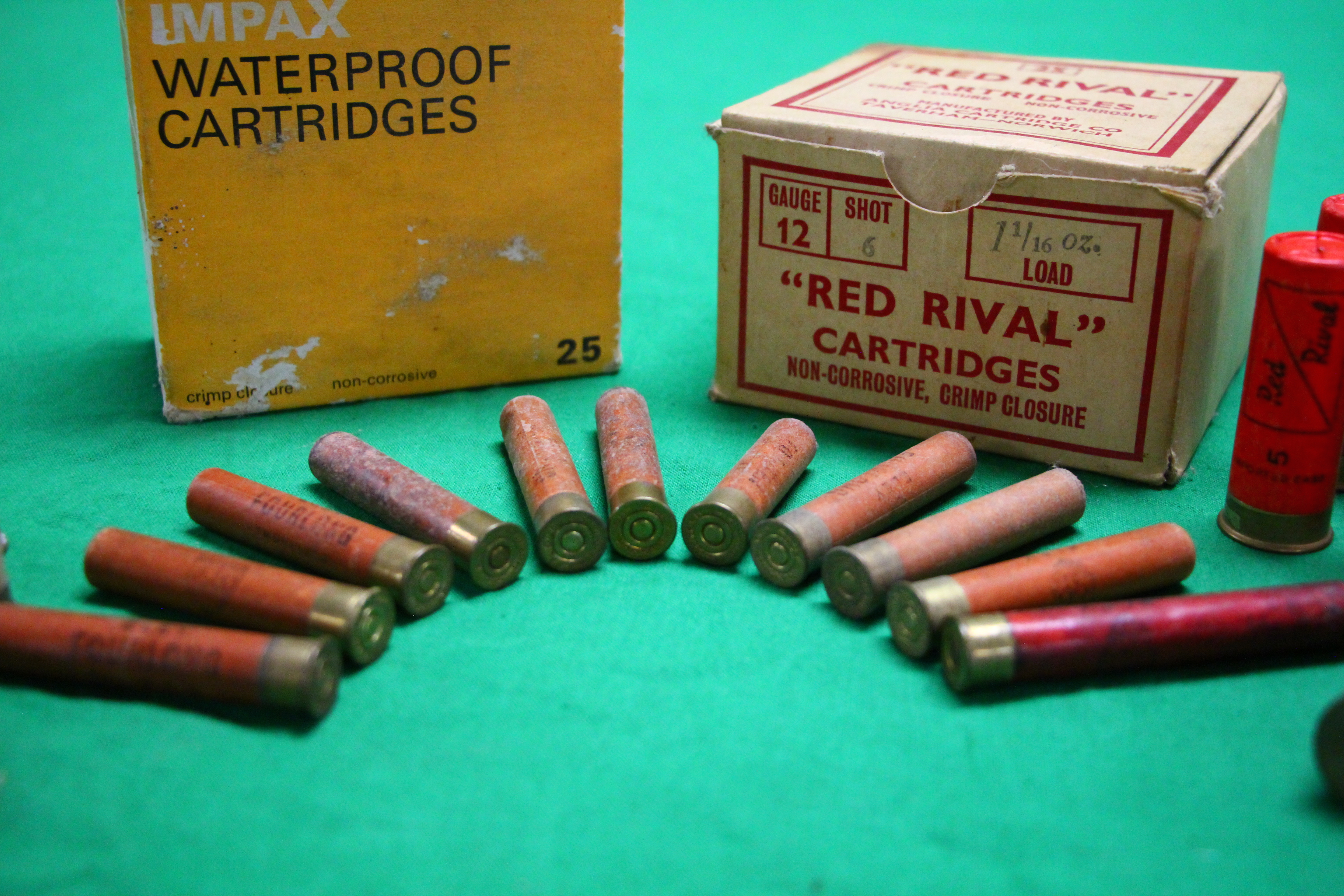 A SMALL QUANTITY OF VINTAGE SHOTGUN CARTRIDGES TO INCLUDE ANGLIA RED RIVAL 12 GAUGE, - Image 3 of 5