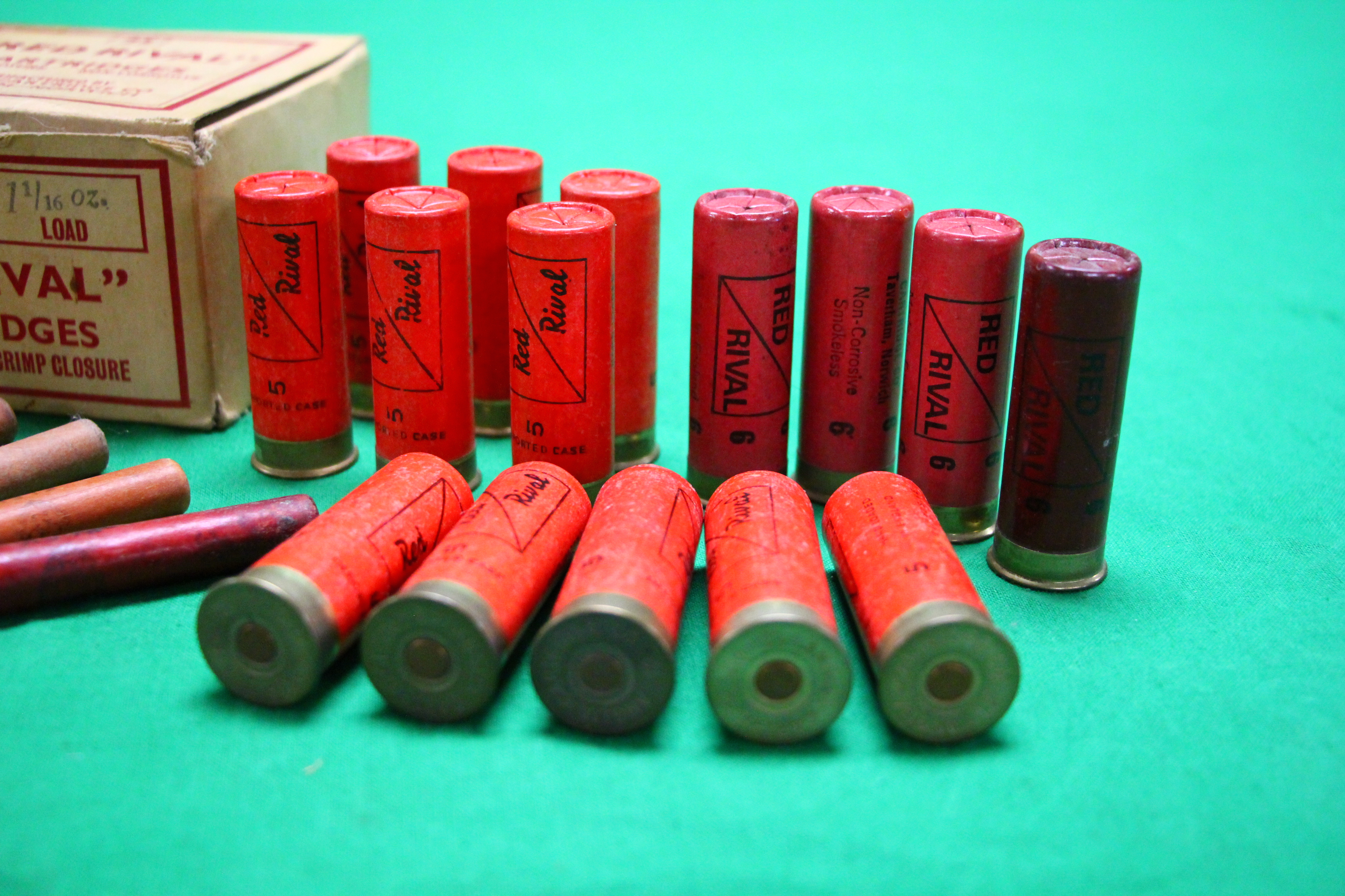 A SMALL QUANTITY OF VINTAGE SHOTGUN CARTRIDGES TO INCLUDE ANGLIA RED RIVAL 12 GAUGE, - Image 2 of 5