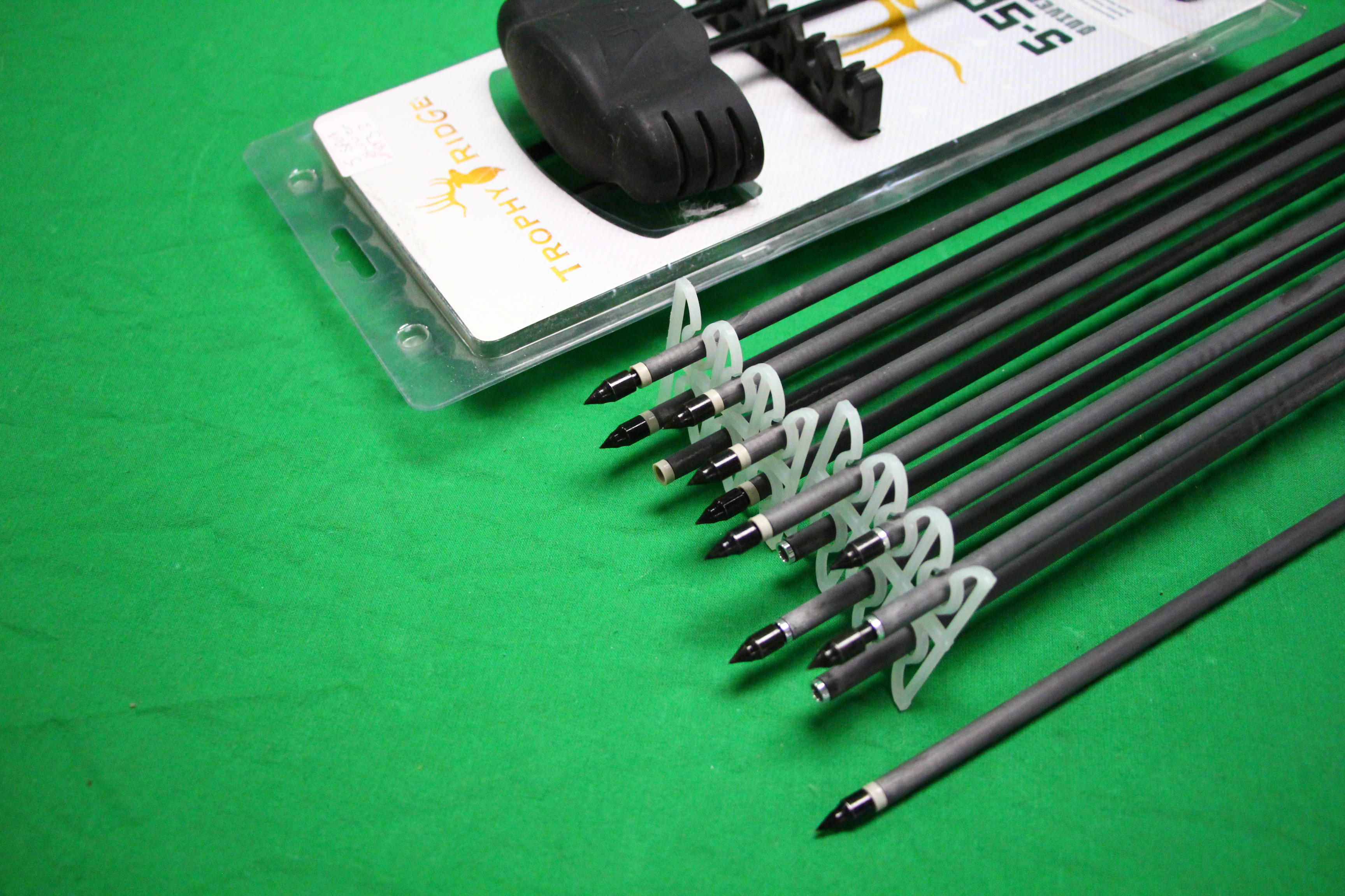 A COLLECTION OF ARCHERY ARROWS AND ACCESSORIES TO INCLUDE EK CARBON FIBRE, - Image 3 of 4