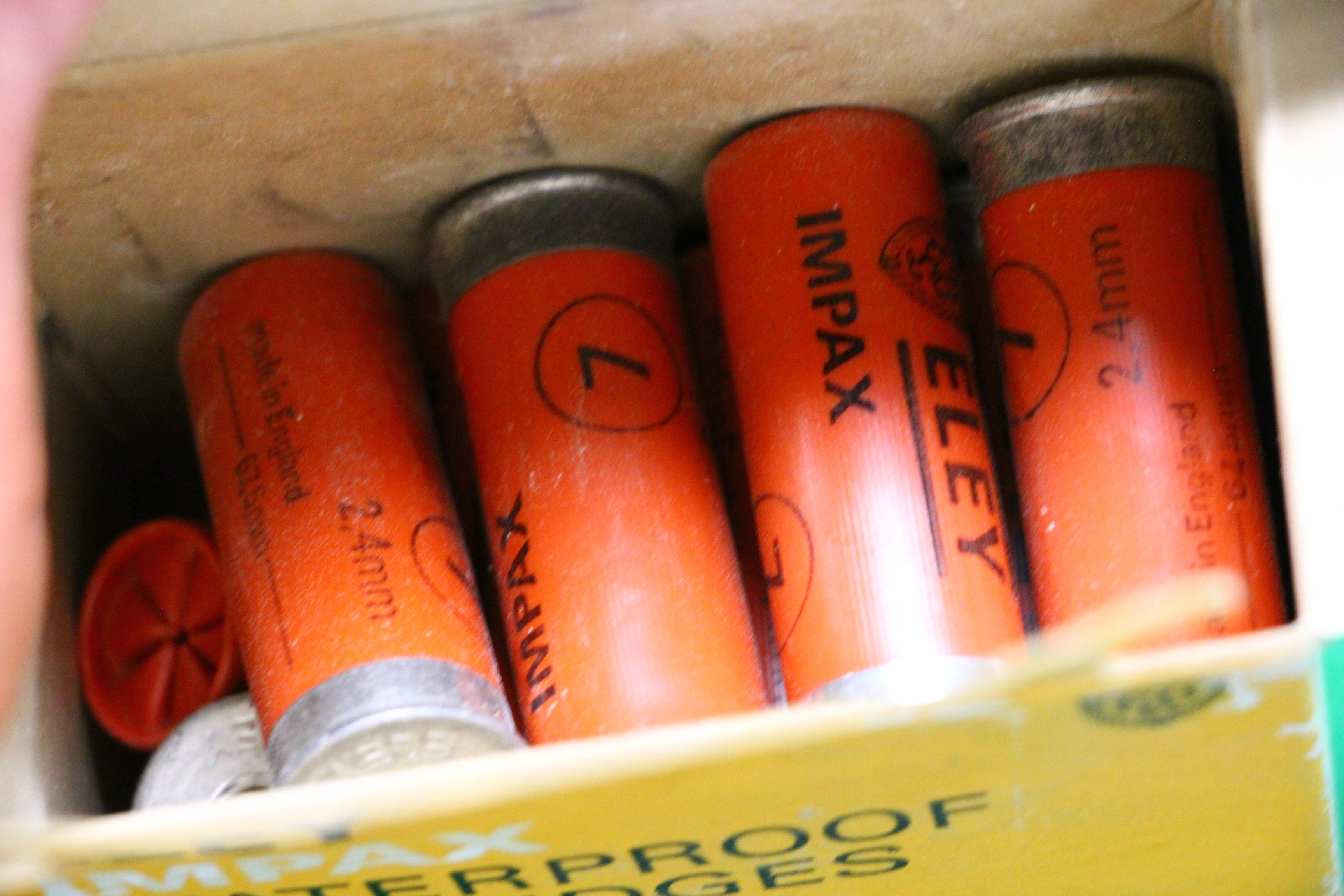 A SMALL QUANTITY OF VINTAGE SHOTGUN CARTRIDGES TO INCLUDE ANGLIA RED RIVAL 12 GAUGE, - Image 5 of 5