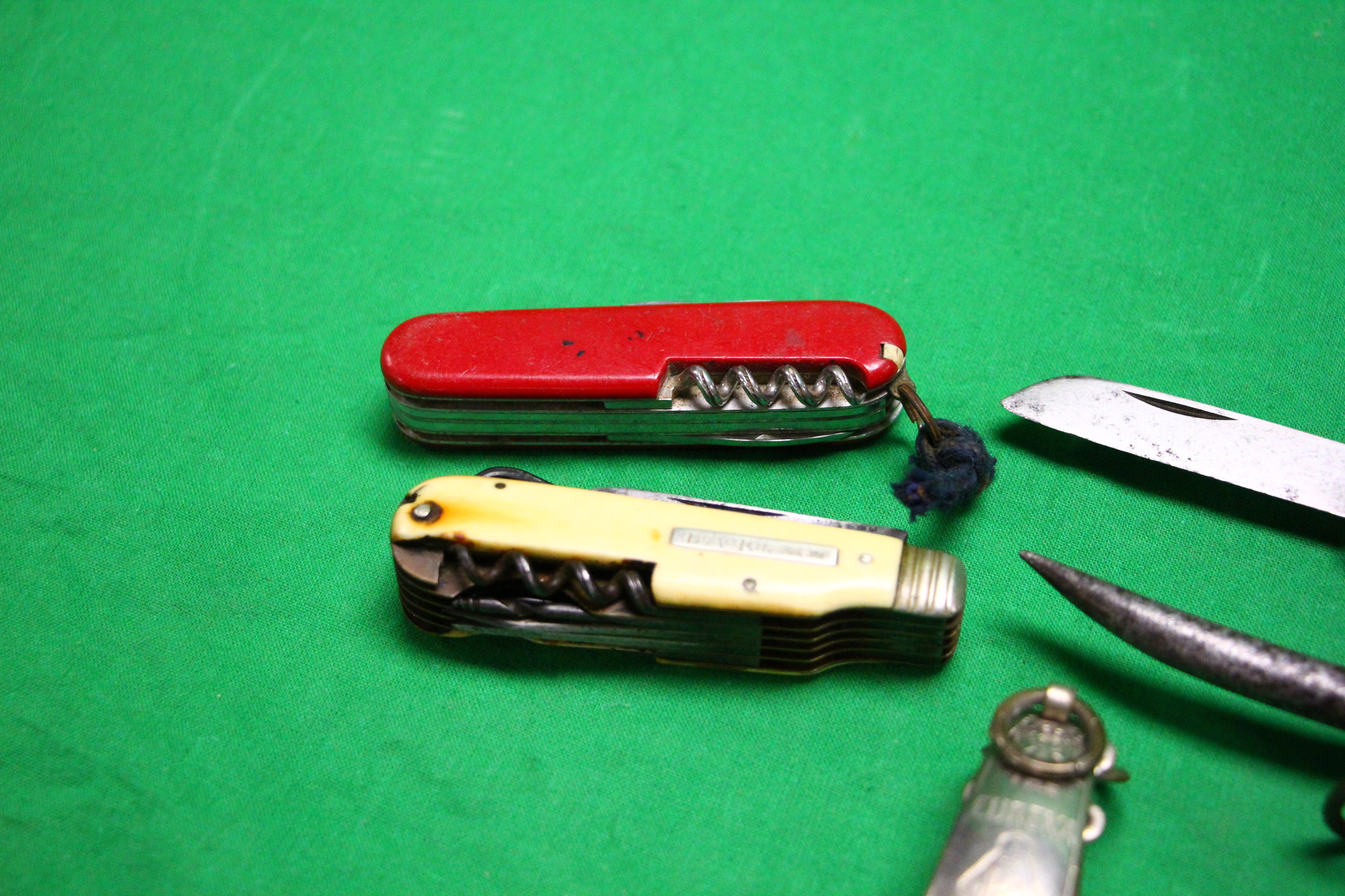 A COLLECTION OF 10 POCKET KNIVES TO INCLUDE 1 XL GEORGE WOSTENHOLM SHEFFIELD, - Image 10 of 10