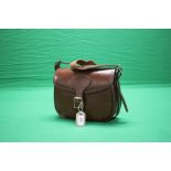 A GOOD QUALITY LEATHER CARTRIDGE BAG