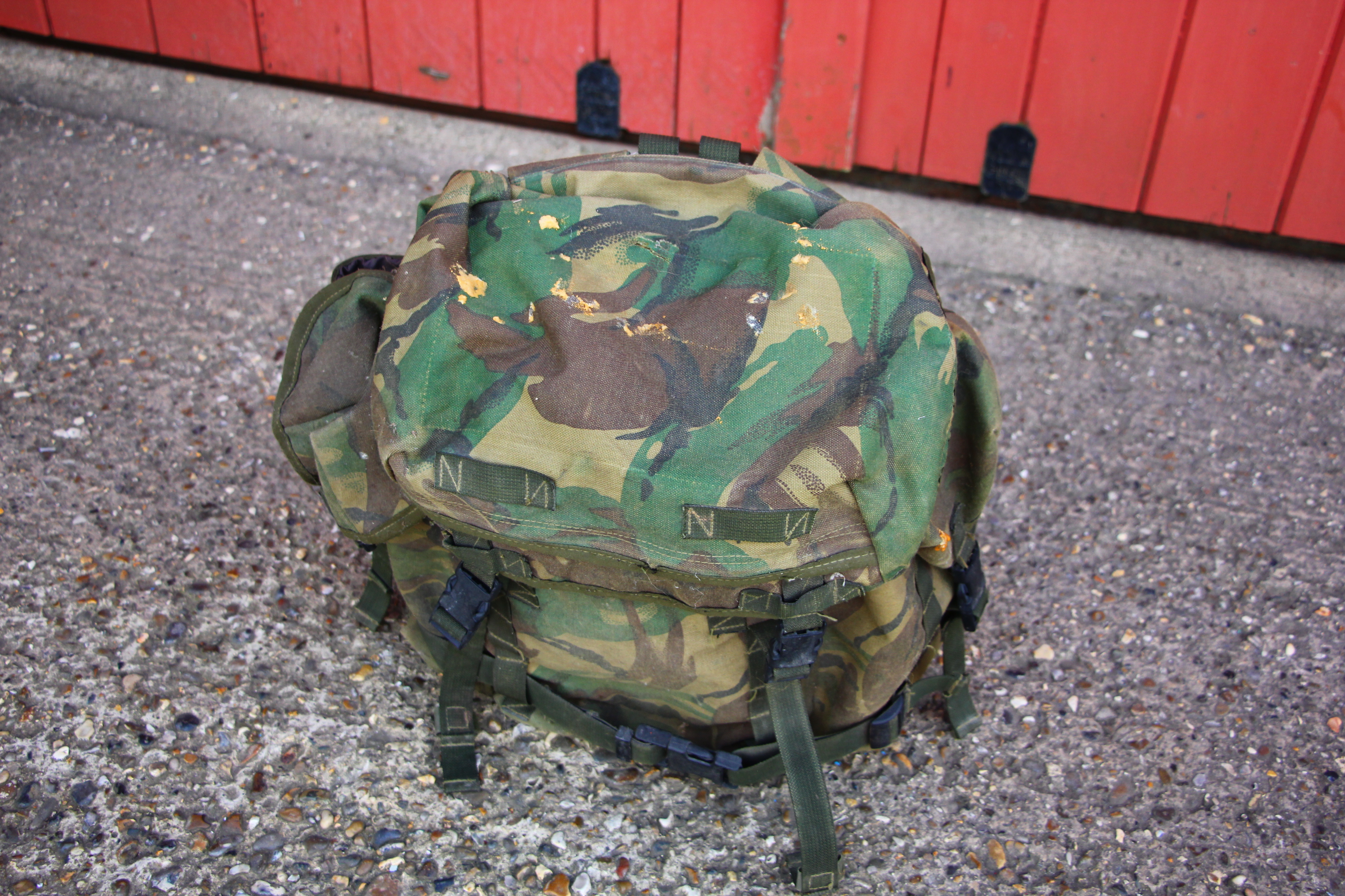 A CAMOUFLAGE GILLIE SUIT IN CANVAS CAMO BACK PACK - Image 10 of 10