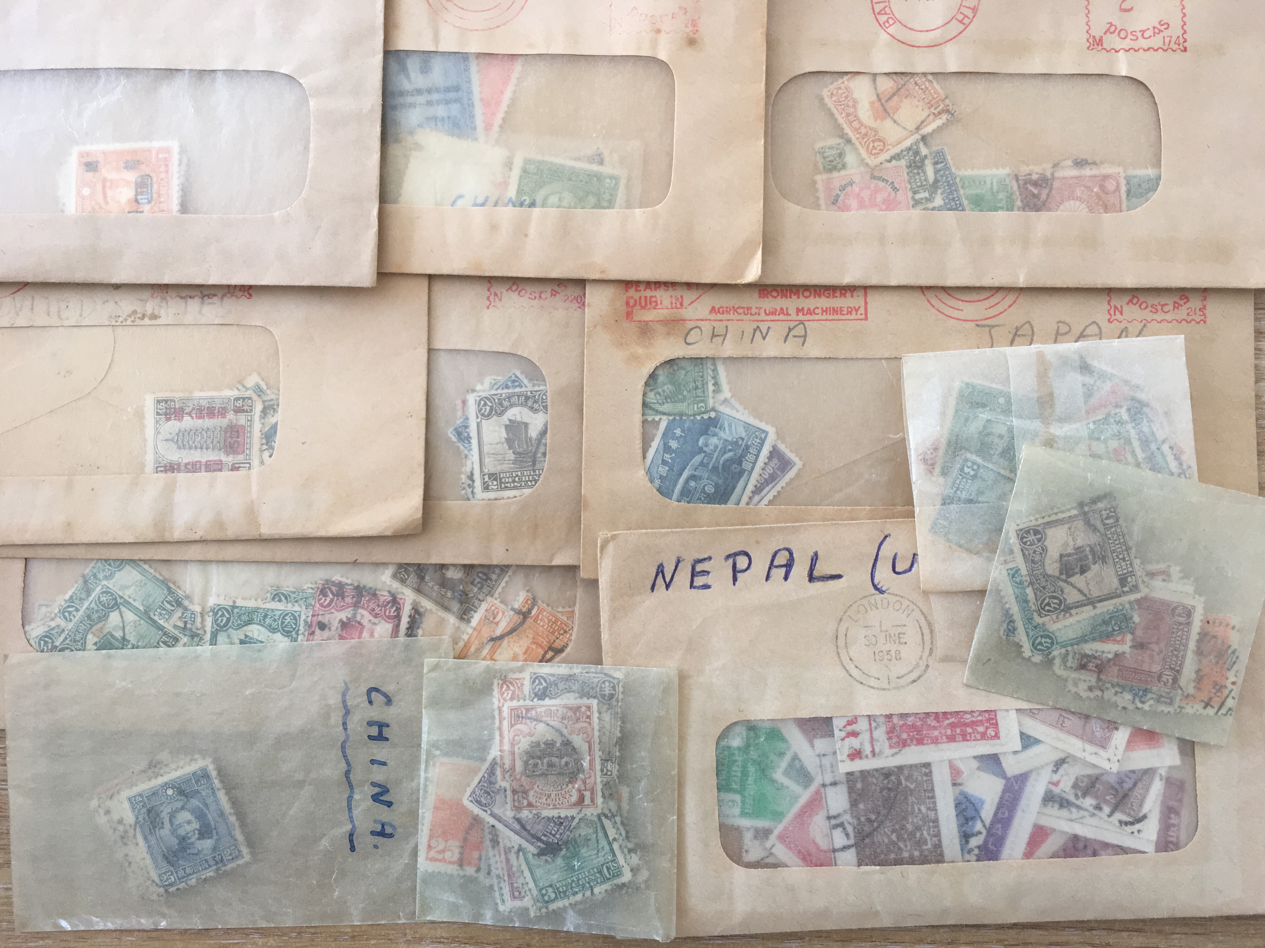 FILE BOX WITH ALL WORLD IN PACKETS AND ENVELOPES, SORTED BY COUNTRIES, ITALY, CHINA, MINT NEPAL, - Image 2 of 4