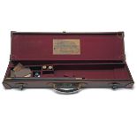 WILLIAM POWELL & SON A LIGHTWEIGHT LEATHER SINGLE GUNCASE, fitted for 28in. barrels, the interior