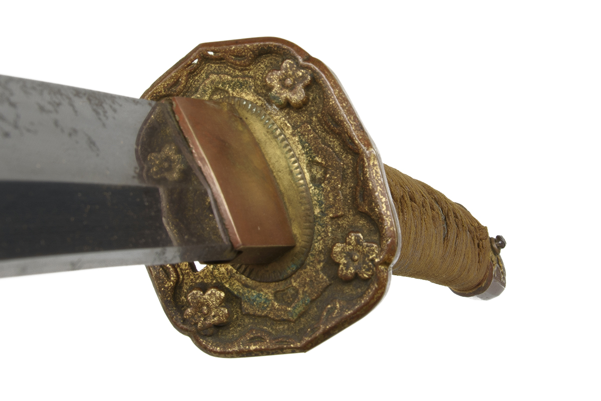 A WORLD WAR TWO 'SHIN-GUNTO' MOUNTED JAPANESE OFFICER'S KATANA with signed 25 1/4in. smith-made - Image 3 of 3