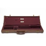 E.J. CHURCHILL GUNMAKERS LTD. A LEATHER 'V.C.' SINGLE GUNCASE, fitted for 25in. barrels, the