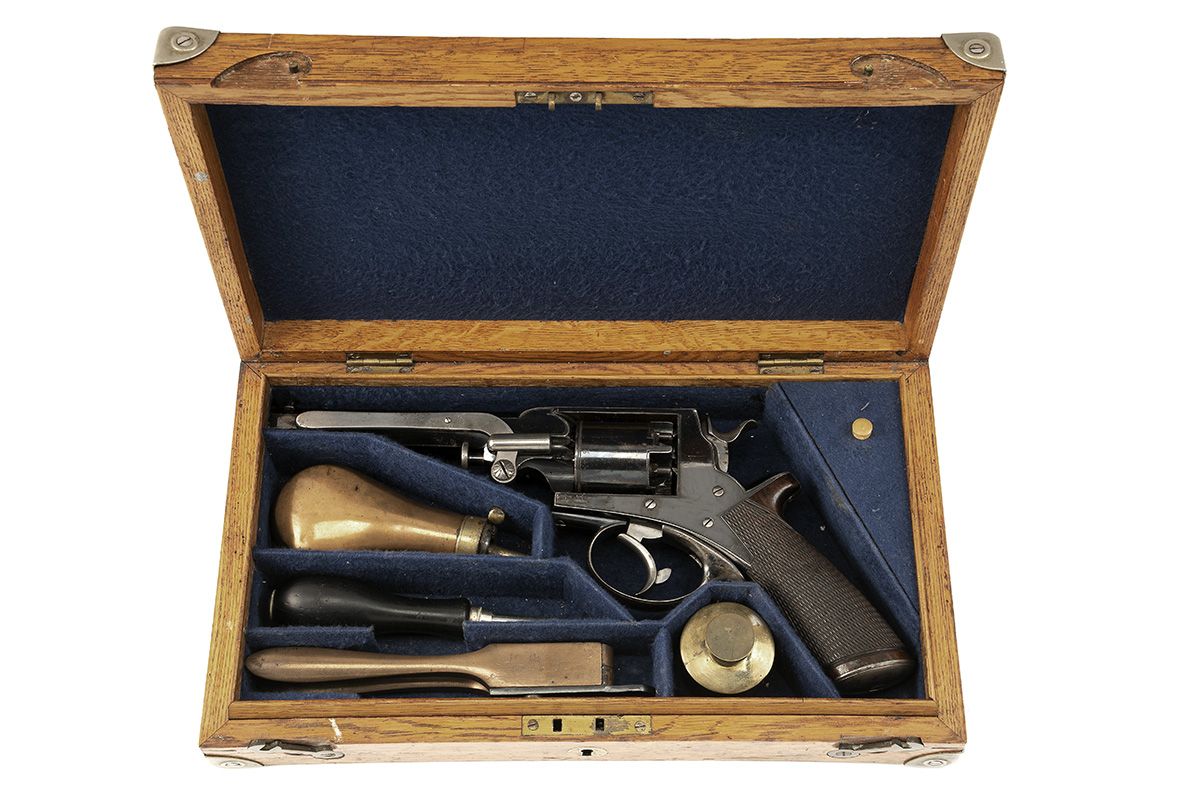 A GOOD CASED 54 BORE TRANTER FOURTH MODEL DOUBLE-ACTION PERCUSSION REVOLVER, RETAILED BY - Bild 2 aus 6
