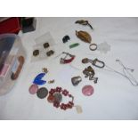 Various jewellery including brooches, pendants etc