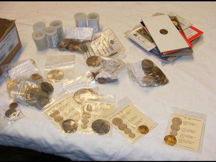 Various collectable coinage, including £1 coins an