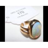 A 9ct gold ring set with oval opal - approx. 15mm
