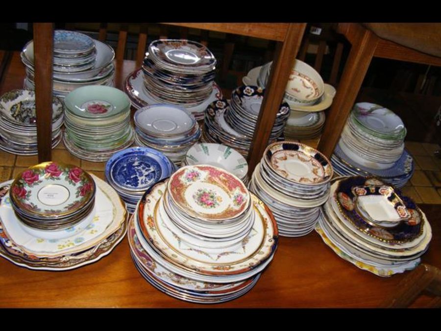 Assorted collectable plates and saucers