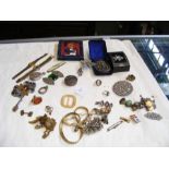 Various collectable costume jewellery including br