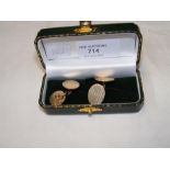A pair of gent's 9ct gold cuff links