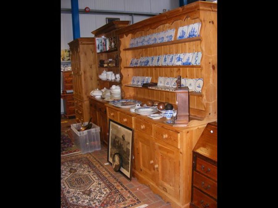 A Victorian style pine dresser, rack to back, draw - Bild 2 aus 2