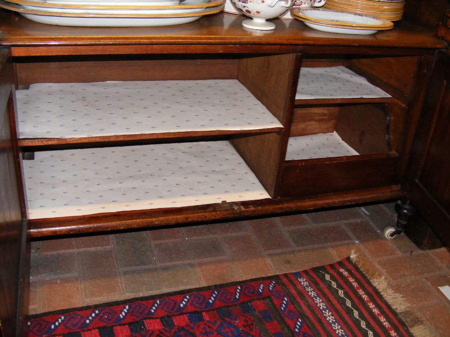 A Victorian two tier mahogany buffet with cupboard - Bild 2 aus 9