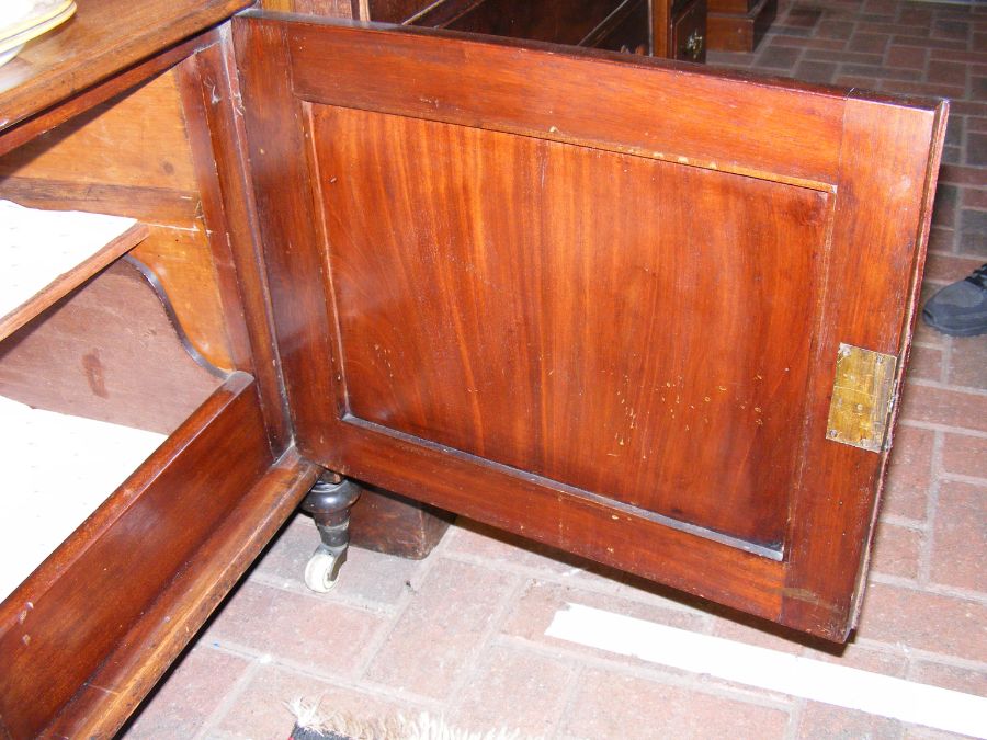 A Victorian two tier mahogany buffet with cupboard - Bild 3 aus 9