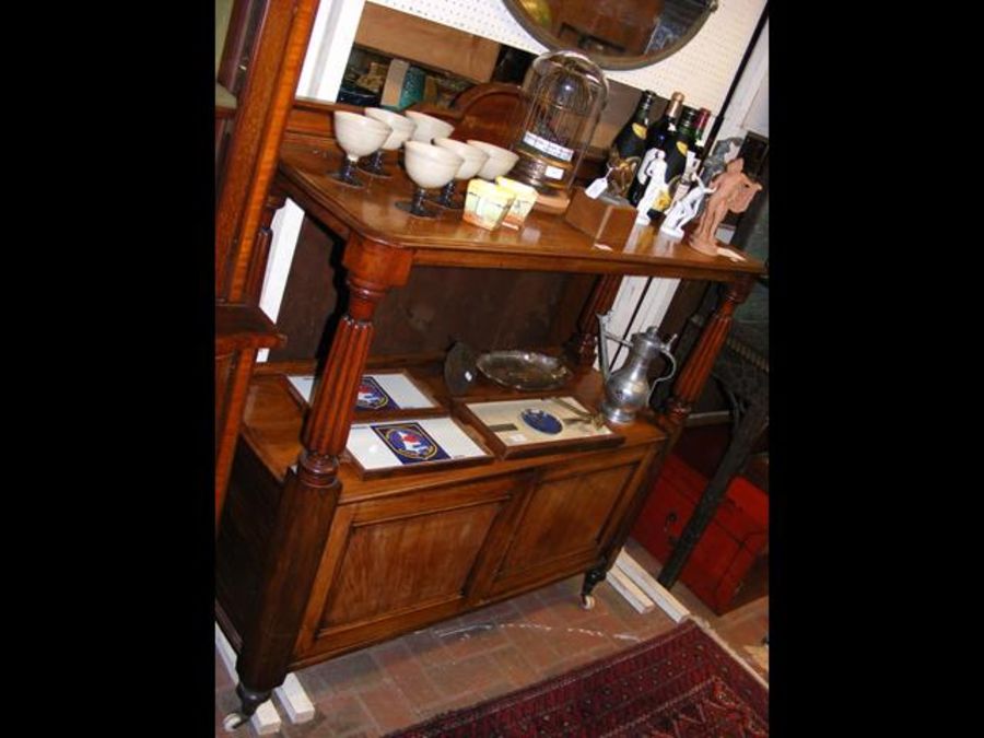 A Victorian two tier mahogany buffet with cupboard - Bild 9 aus 9