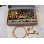 Gold charms, costume jewellery, signet ring