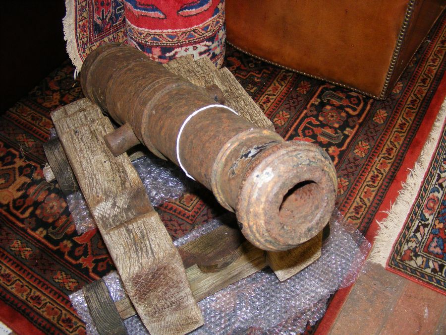 An old heavy cast cannon on wooden trolley - the c - Image 4 of 5